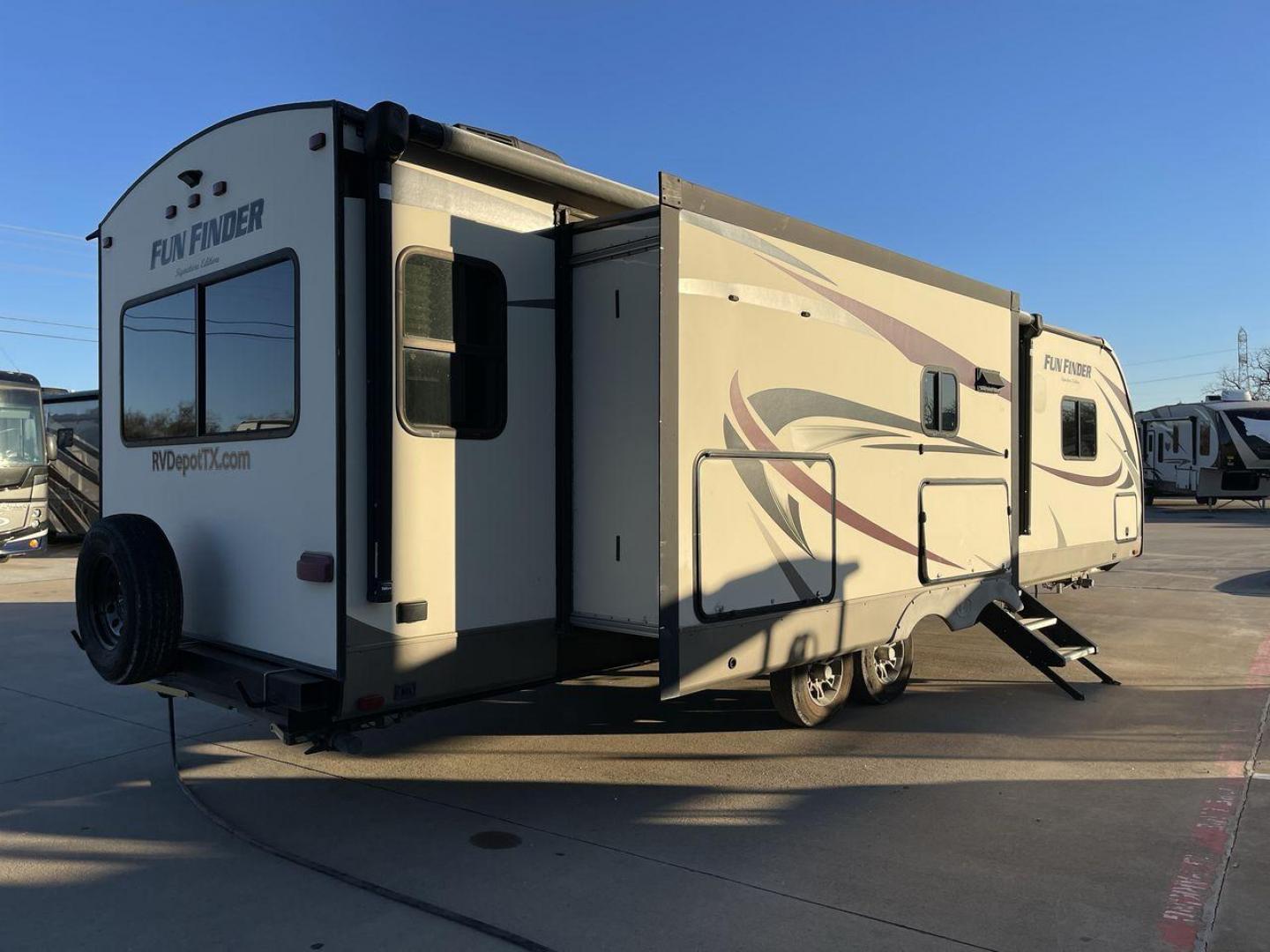 2017 BROWN FUNFINDER 319RLDS (5RXAB3524H1) , Length: 35.5 ft. | Dry Weight: 7,485 lbs. | Gross Weight: 9,760 lbs. | Slides: 2 transmission, located at 4319 N Main St, Cleburne, TX, 76033, (817) 678-5133, 32.385960, -97.391212 - The 2017 Funfinder 319RLDS travel trailer measures approximately 35.5 ft in length, 8 ft in width, and 11.42 ft in height. The dry weight is about 7,485 lbs, with a payload capacity of 2,275 lbs. It has a GVWR of 9,760 lbs and a hitch weight of 960 lbs. This unit features a double slideout placed at - Photo#23