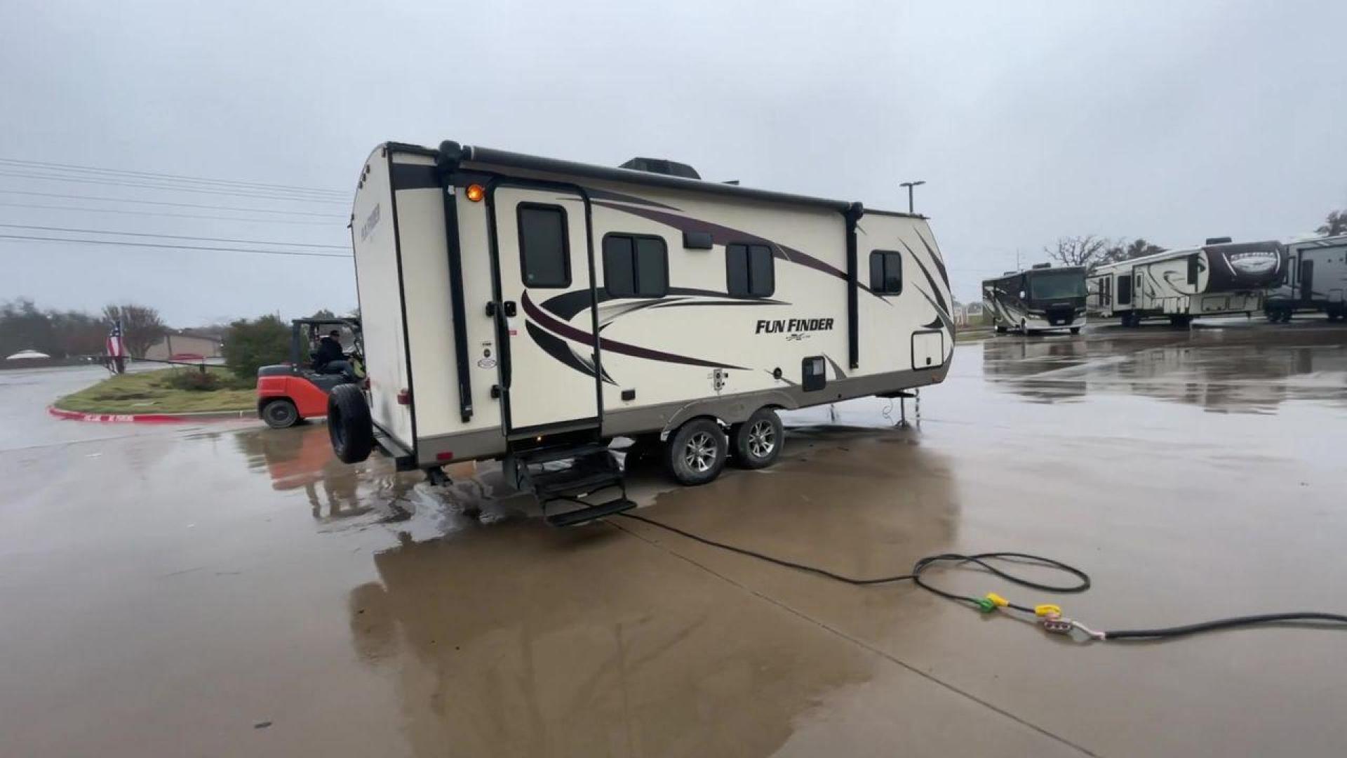 2017 WHITE FUN FINDER XTREME LITE 21RB (5RXAB2627H1) , Length: 25.83 ft. | Dry Weight: 4,585 lbs. | Slides: 1 transmission, located at 4319 N Main St, Cleburne, TX, 76033, (817) 678-5133, 32.385960, -97.391212 - Photo#1