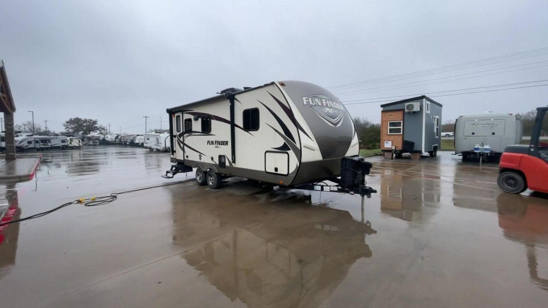 2017 WHITE FUN FINDER XTREME LITE 21RB (5RXAB2627H1) , Length: 25.83 ft. | Dry Weight: 4,585 lbs. | Slides: 1 transmission, located at 4319 N Main St, Cleburne, TX, 76033, (817) 678-5133, 32.385960, -97.391212 - Photo#3