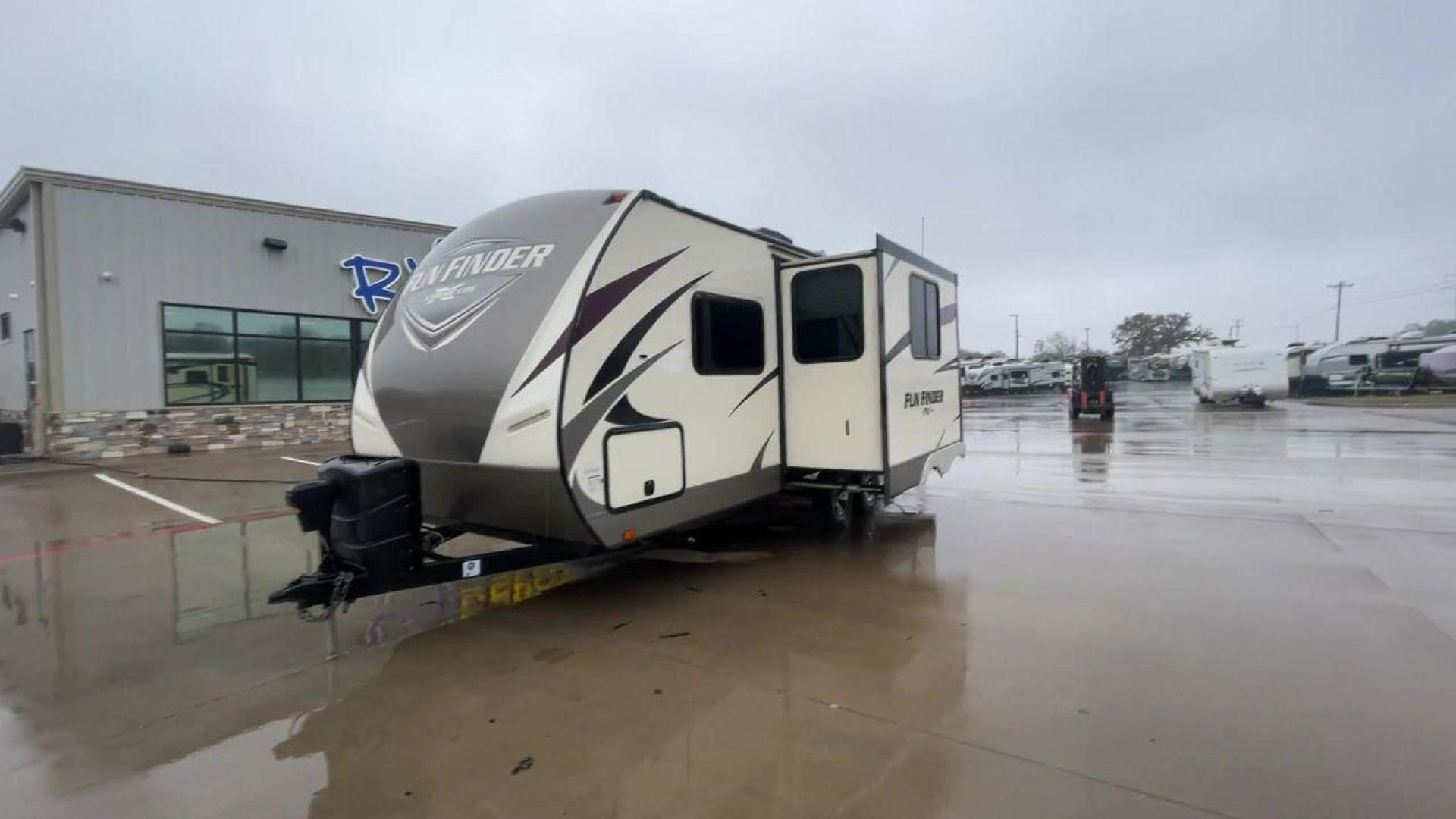 2017 WHITE FUN FINDER XTREME LITE 21RB (5RXAB2627H1) , Length: 25.83 ft. | Dry Weight: 4,585 lbs. | Slides: 1 transmission, located at 4319 N Main St, Cleburne, TX, 76033, (817) 678-5133, 32.385960, -97.391212 - Photo#5