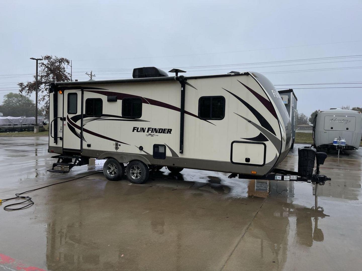 2017 WHITE FUN FINDER XTREME LITE 21RB (5RXAB2627H1) , Length: 25.83 ft. | Dry Weight: 4,585 lbs. | Slides: 1 transmission, located at 4319 N Main St, Cleburne, TX, 76033, (817) 678-5133, 32.385960, -97.391212 - Photo#22