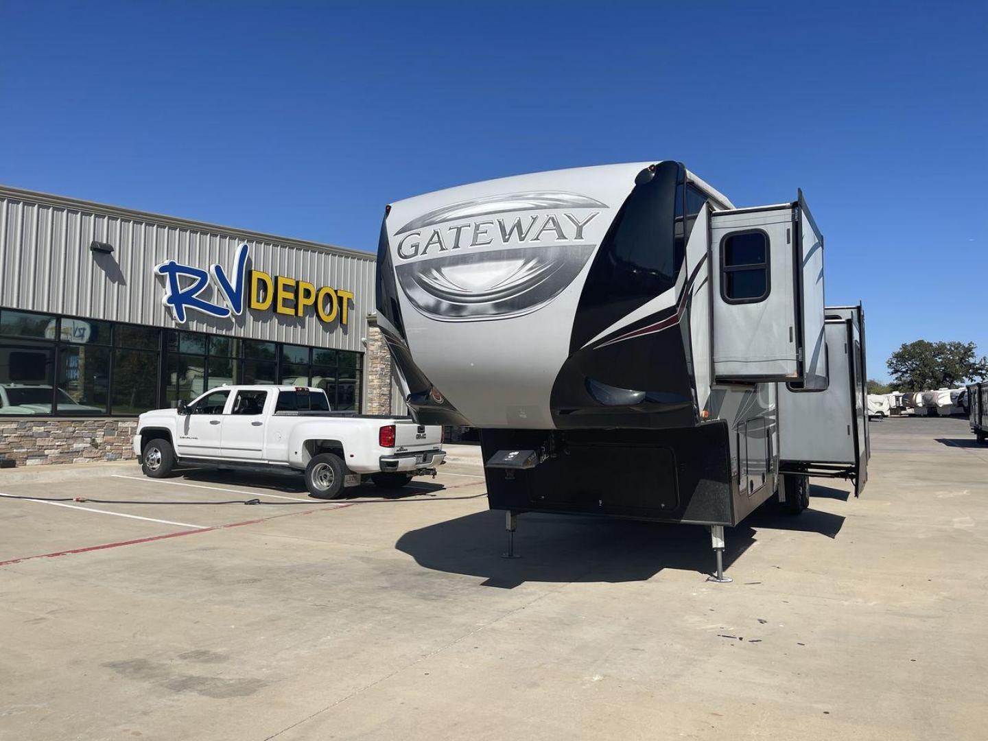 2017 TAN GATEWAY 3712RDMB - (5SFSG4228HE) , Length: 39.5 ft. | Dry Weight: 13,680 lbs. | Gross Weight: 15,500 lbs. | Slides: 4 transmission, located at 4319 N Main St, Cleburne, TX, 76033, (817) 678-5133, 32.385960, -97.391212 - The 2017 Gateway 3712RDMB Fifth Wheel provides luxurious travel experiences. With a length of 39.5 feet and a dry weight of 13,680 pounds, this amazing RV provides large living accommodations and all of the conveniences you require for a comfortable travel. With a gross weight of 15,500 pounds and f - Photo#0