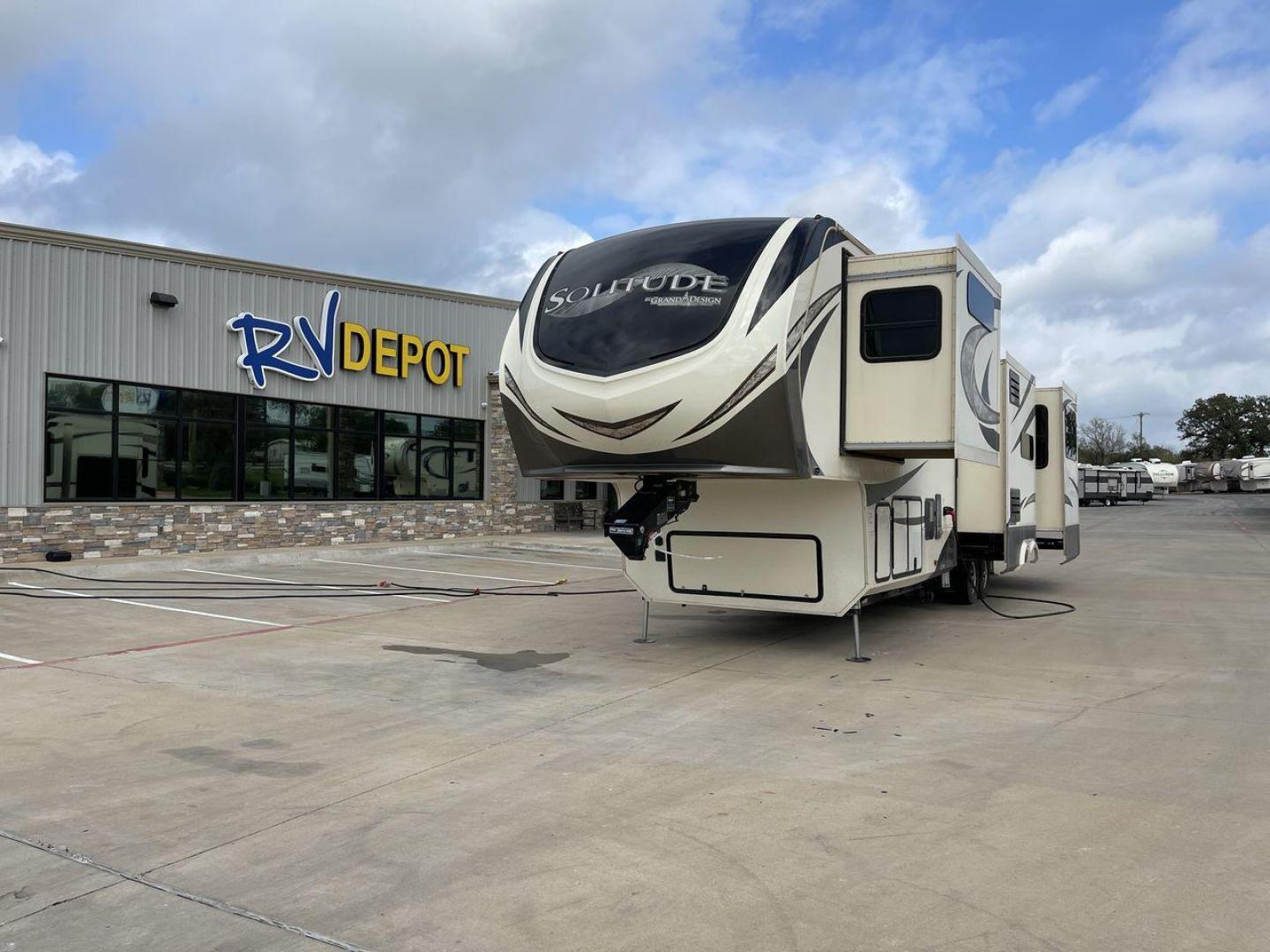 2017 GRAND DESIGN SOLITUDE 360RL (573FS4123H1) , Length: 39.33 ft.| Dry Weight: 13,500 lbs. | Gross Weight: 16,000 lbs. | Slides: 5 transmission, located at 4319 N Main St, Cleburne, TX, 76033, (817) 678-5133, 32.385960, -97.391212 - Photo#0