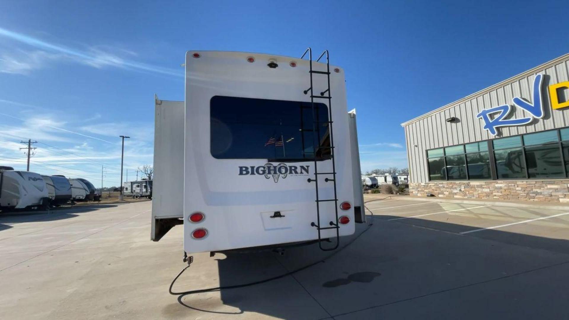 2017 HEARTLAND BIGHORN 3270RS (5SFBG3525HE) , Length: 35.2 ft. | Dry Weight: 11,965 lbs. | Gross Weight: 15,500 lbs. | Slides: 3 transmission, located at 4319 N Main St, Cleburne, TX, 76033, (817) 678-5133, 32.385960, -97.391212 - The 2017 Heartland Bighorn 3270RS is a luxurious fifth-wheel trailer designed for discerning travelers seeking comfort and style on the road. Measuring 35.2 feet in length and boasting a dry weight of 11,965 lbs, this model offers a spacious interior without sacrificing ease of towing. Inside the Bi - Photo#7