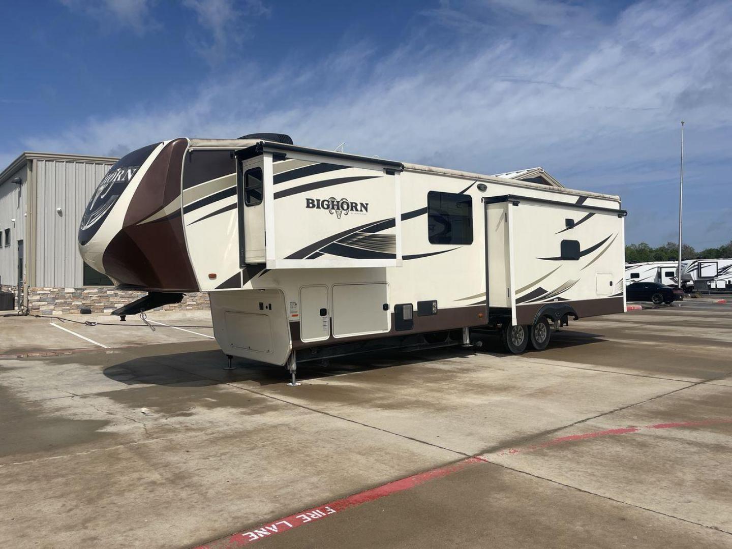 2017 HEARTLAND BIGHORN 3760EL (5SFBG4224HE) , Length: 40.9 ft. | Dry Weight: 13,240 lbs. | Gross Weight: 16,000 lbs. | Slides: 3 transmission, located at 4319 N Main St, Cleburne, TX, 76033, (817) 678-5133, 32.385960, -97.391212 - The 2017 Heartland Bighorn 3760EL fifth wheel offers comfort and elegance when traveling. This well-thought-out RV offers a home away from home by fusing flair and functionality. The dimensions of this unit are 40.9 ft in length, 8 ft in width, and 13.25 ft in height. It has a dry weight of 13,240 l - Photo#24