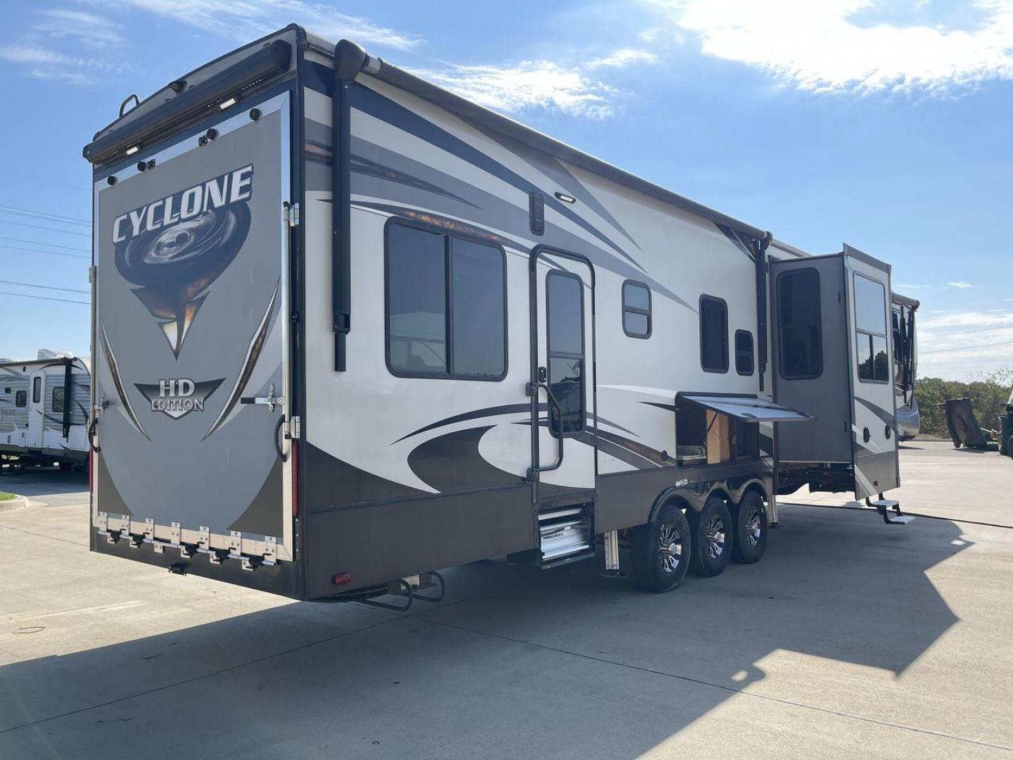 2017 HEARTLAND CYCLONE 4005 (5SFCG4434HE) , Length: 44.1 ft. | Dry Weight: 16,290 lbs.| Gross Weight: 20,000 lbs. | Slides: 3 transmission, located at 4319 N Main St, Cleburne, TX, 76033, (817) 678-5133, 32.385960, -97.391212 - The 2017 Heartland Cyclone 4005 is a luxury fifth-wheel toy hauler that combines comfort and functionality for adventurers who want the flexibility to bring toys along for the ride. Known for its spacious garage, upscale living area, and ample sleeping options, this model is ideal for thrill-seekers - Photo#25