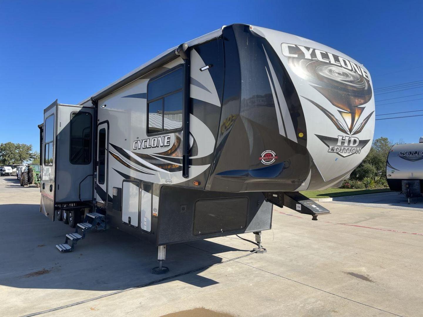 2017 HEARTLAND CYCLONE 4200 (5SFCG4434HE) , Length: 44 ft. | Dry Weight: 15,725 lbs. | Gross Weight: 20,000 lbs. | Slides: 2 transmission, located at 4319 N Main St, Cleburne, TX, 76033, (817) 678-5133, 32.385960, -97.391212 - Photo#22