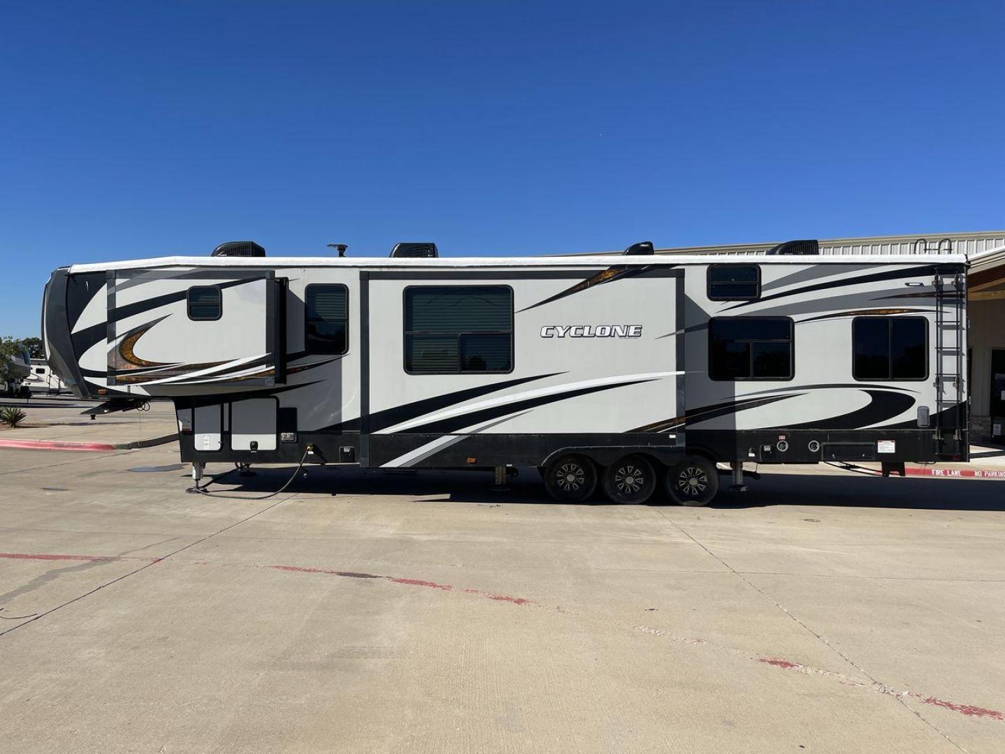 2017 HEARTLAND CYCLONE 4200 (5SFCG4434HE) , Length: 44 ft. | Dry Weight: 15,725 lbs. | Gross Weight: 20,000 lbs. | Slides: 2 transmission, located at 4319 N Main St, Cleburne, TX, 76033, (817) 678-5133, 32.385960, -97.391212 - Photo#23