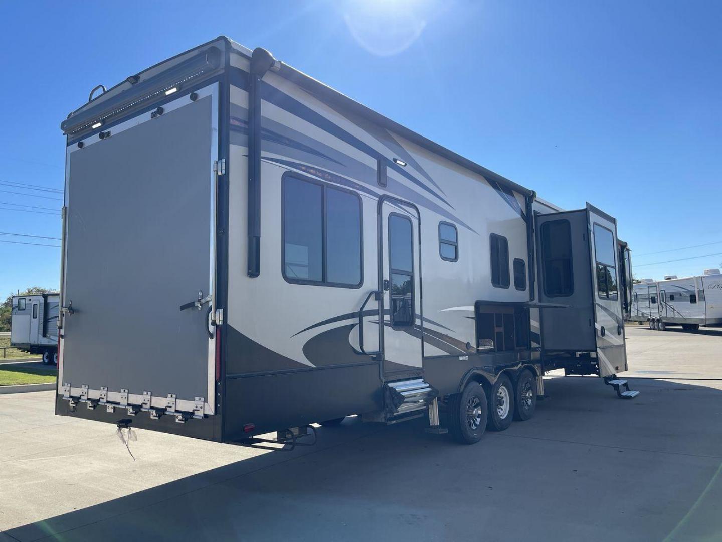 2017 HEARTLAND CYCLONE 4200 (5SFCG4434HE) , Length: 44 ft. | Dry Weight: 15,725 lbs. | Gross Weight: 20,000 lbs. | Slides: 2 transmission, located at 4319 N Main St, Cleburne, TX, 76033, (817) 678-5133, 32.385960, -97.391212 - Photo#24