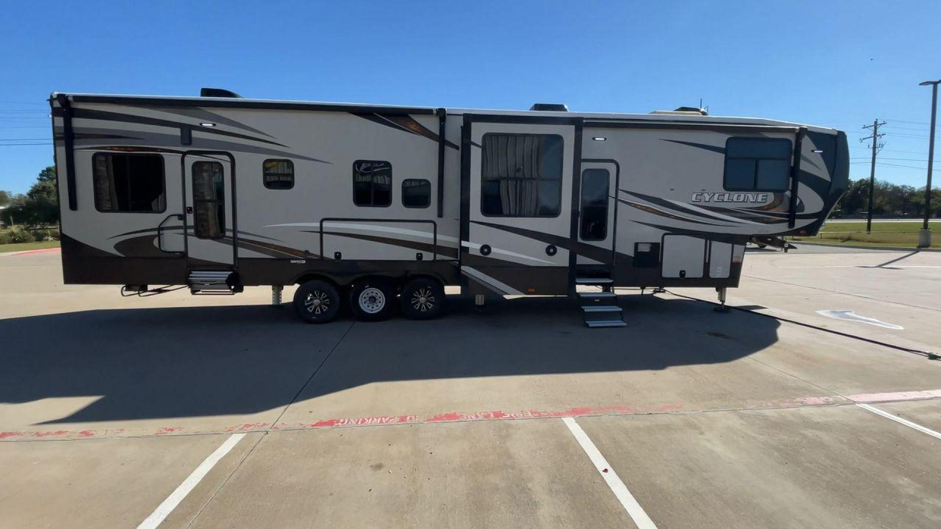 2017 HEARTLAND CYCLONE 4200 (5SFCG4434HE) , Length: 44 ft. | Dry Weight: 15,725 lbs. | Gross Weight: 20,000 lbs. | Slides: 2 transmission, located at 4319 N Main St, Cleburne, TX, 76033, (817) 678-5133, 32.385960, -97.391212 - Photo#2