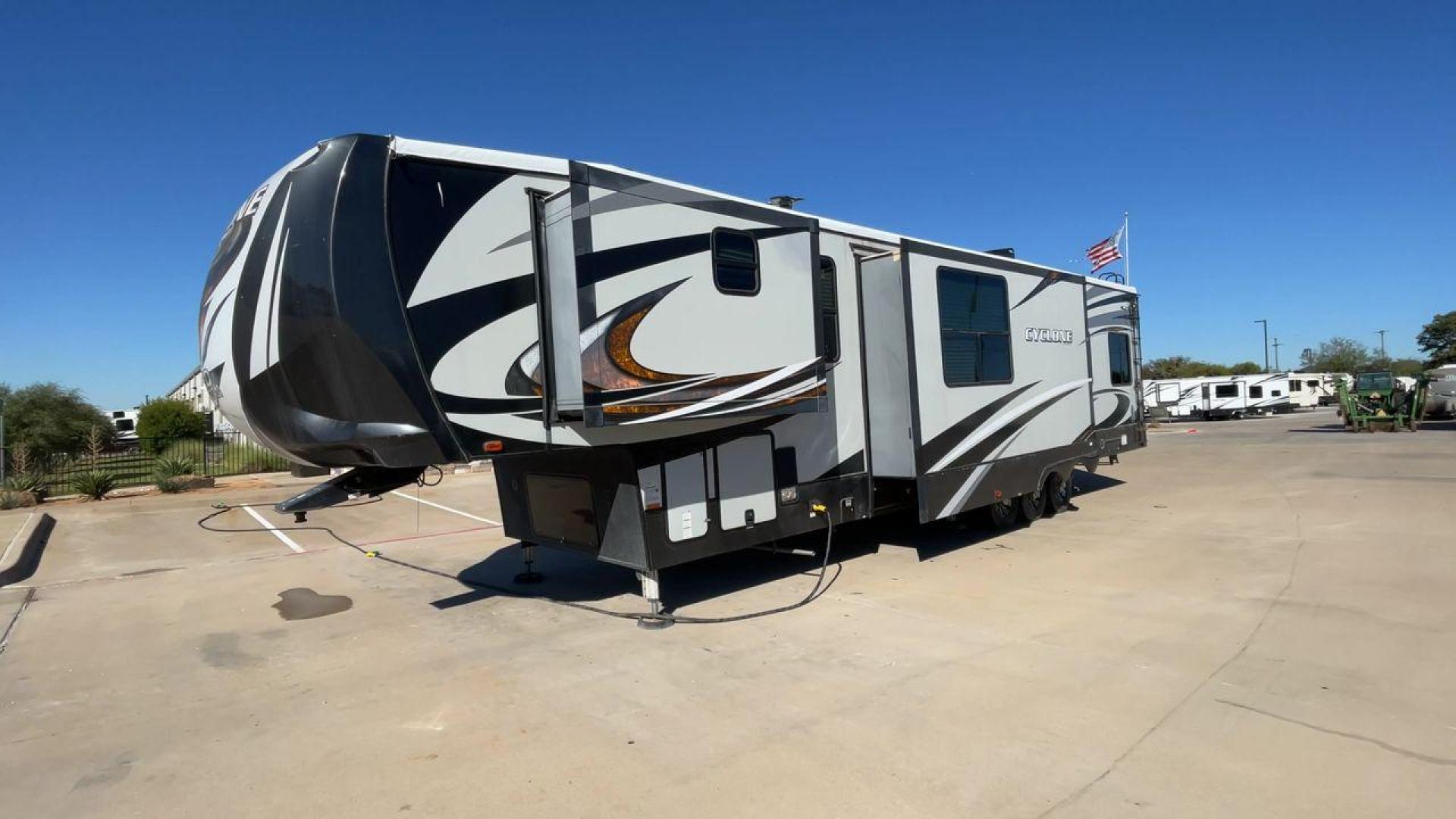 2017 HEARTLAND CYCLONE 4200 (5SFCG4434HE) , Length: 44 ft. | Dry Weight: 15,725 lbs. | Gross Weight: 20,000 lbs. | Slides: 2 transmission, located at 4319 N Main St, Cleburne, TX, 76033, (817) 678-5133, 32.385960, -97.391212 - Photo#5