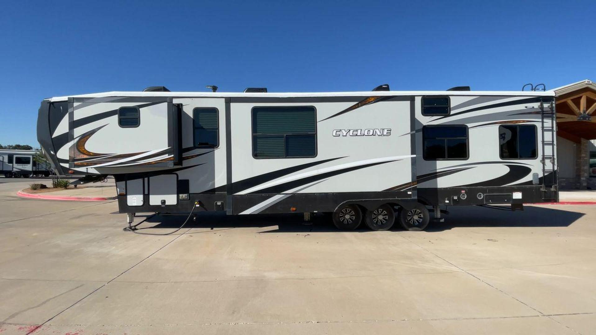 2017 HEARTLAND CYCLONE 4200 (5SFCG4434HE) , Length: 44 ft. | Dry Weight: 15,725 lbs. | Gross Weight: 20,000 lbs. | Slides: 2 transmission, located at 4319 N Main St, Cleburne, TX, 76033, (817) 678-5133, 32.385960, -97.391212 - Photo#6