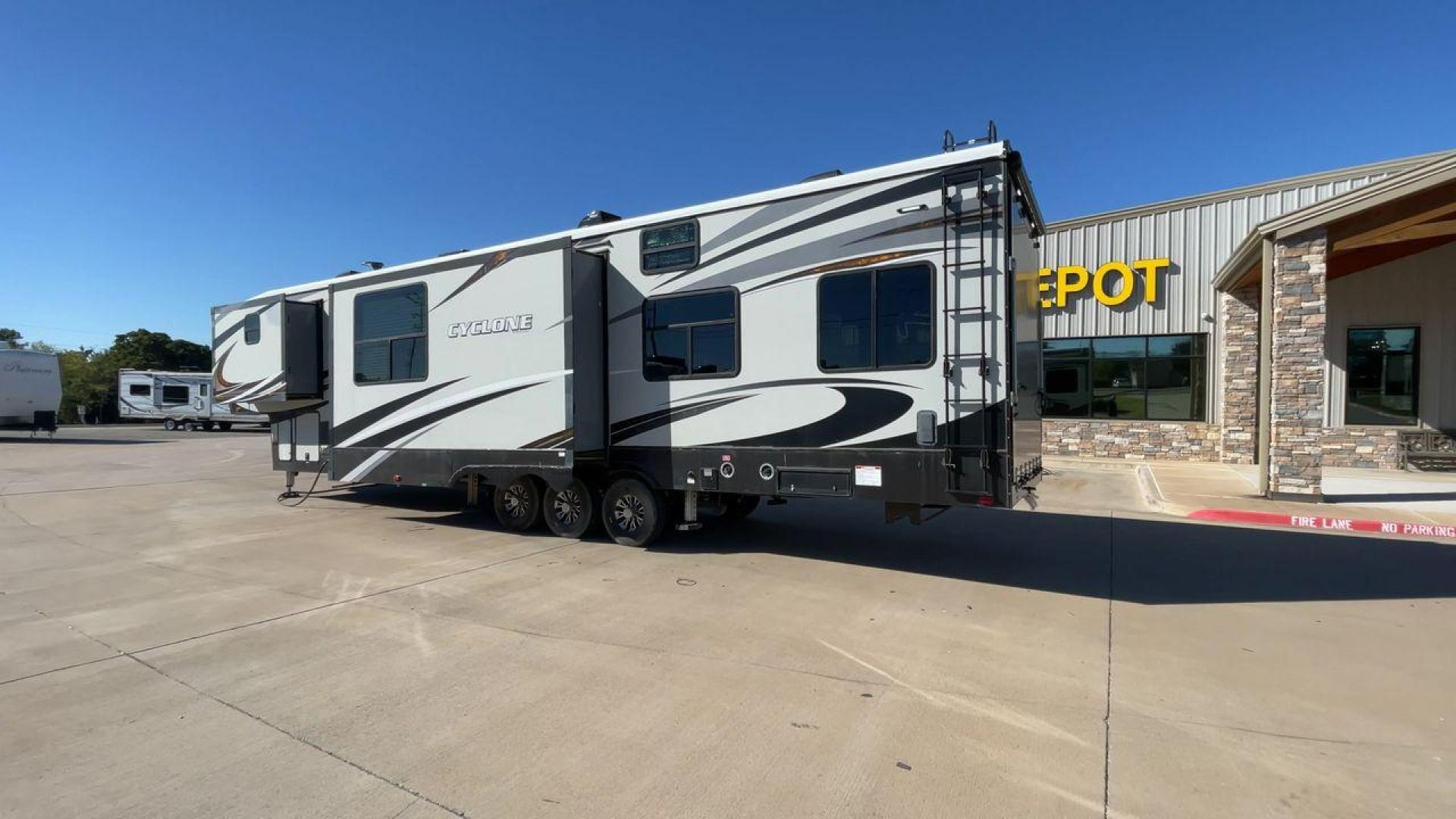 2017 HEARTLAND CYCLONE 4200 (5SFCG4434HE) , Length: 44 ft. | Dry Weight: 15,725 lbs. | Gross Weight: 20,000 lbs. | Slides: 2 transmission, located at 4319 N Main St, Cleburne, TX, 76033, (817) 678-5133, 32.385960, -97.391212 - Photo#7