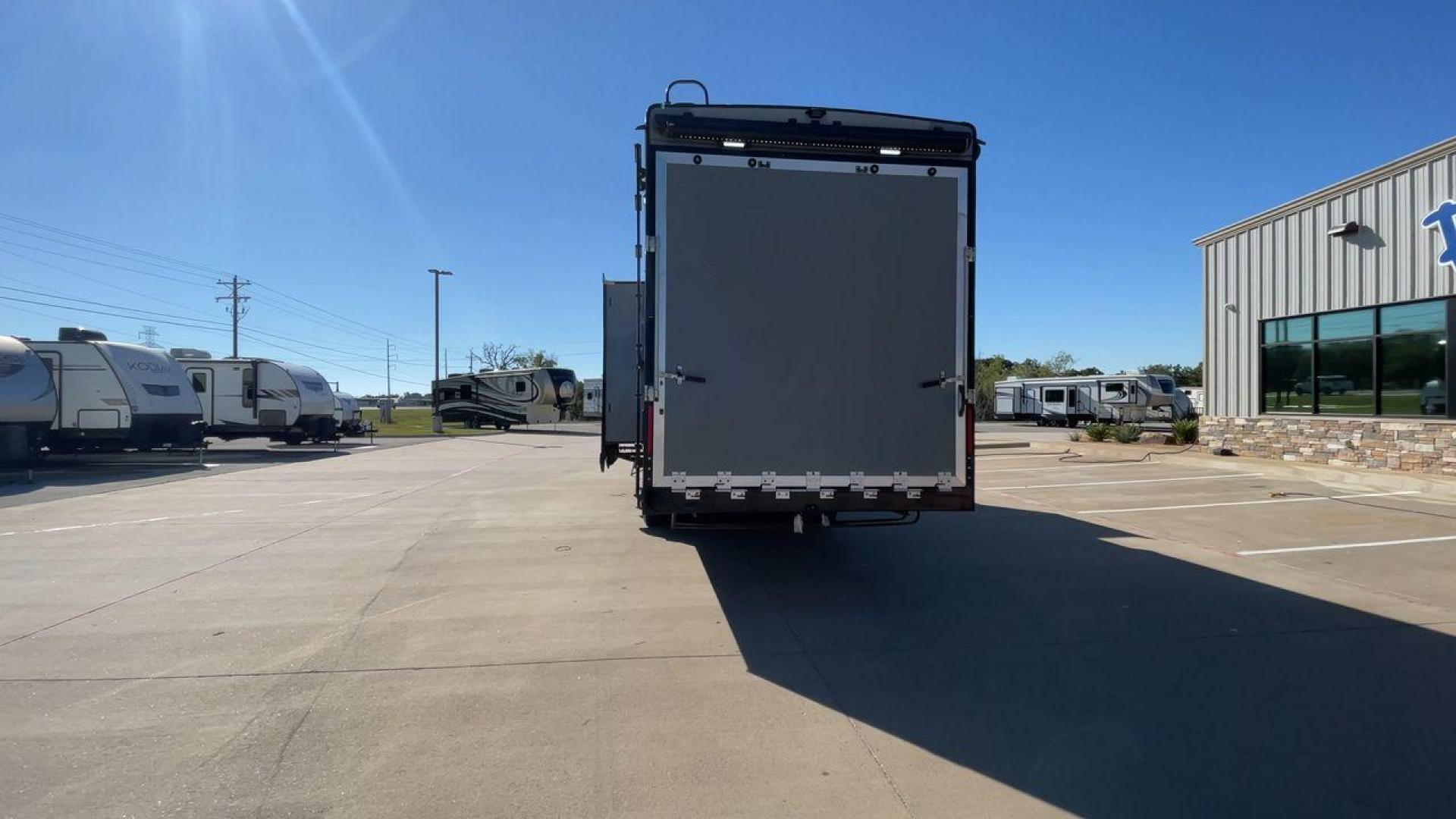 2017 HEARTLAND CYCLONE 4200 (5SFCG4434HE) , Length: 44 ft. | Dry Weight: 15,725 lbs. | Gross Weight: 20,000 lbs. | Slides: 2 transmission, located at 4319 N Main St, Cleburne, TX, 76033, (817) 678-5133, 32.385960, -97.391212 - Photo#8