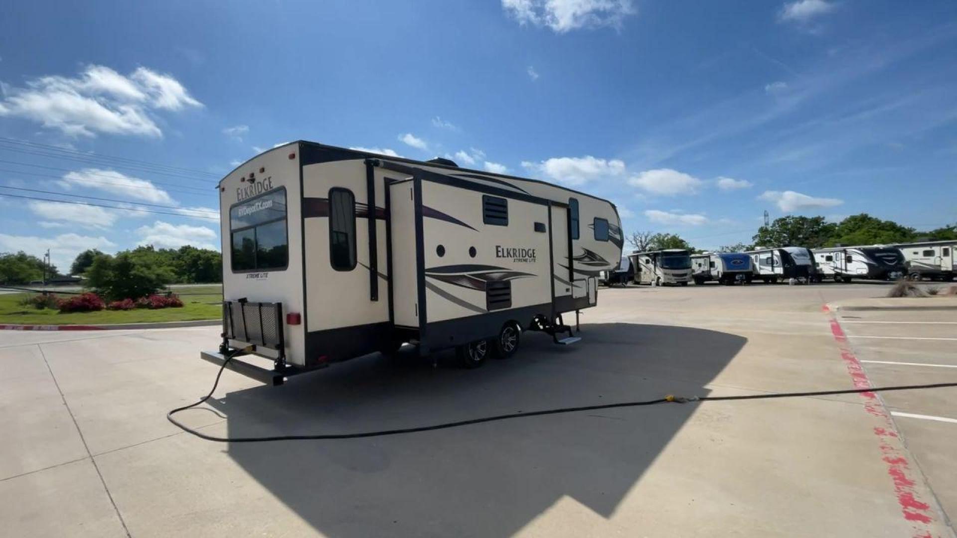 2017 HEARTLAND ELKRIDGE E293 (5SFRG3322HE) , Length: 32 ft. | GVWR: 11,600 lbs. | Slides: 2 transmission, located at 4319 N Main St, Cleburne, TX, 76033, (817) 678-5133, 32.385960, -97.391212 - Photo#1