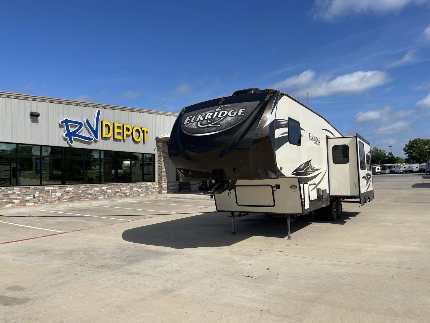 2017 HEARTLAND ELKRIDGE E293 (5SFRG3322HE) , Length: 32 ft. | GVWR: 11,600 lbs. | Slides: 2 transmission, located at 4319 N Main St, Cleburne, TX, 76033, (817) 678-5133, 32.385960, -97.391212 - Photo#0