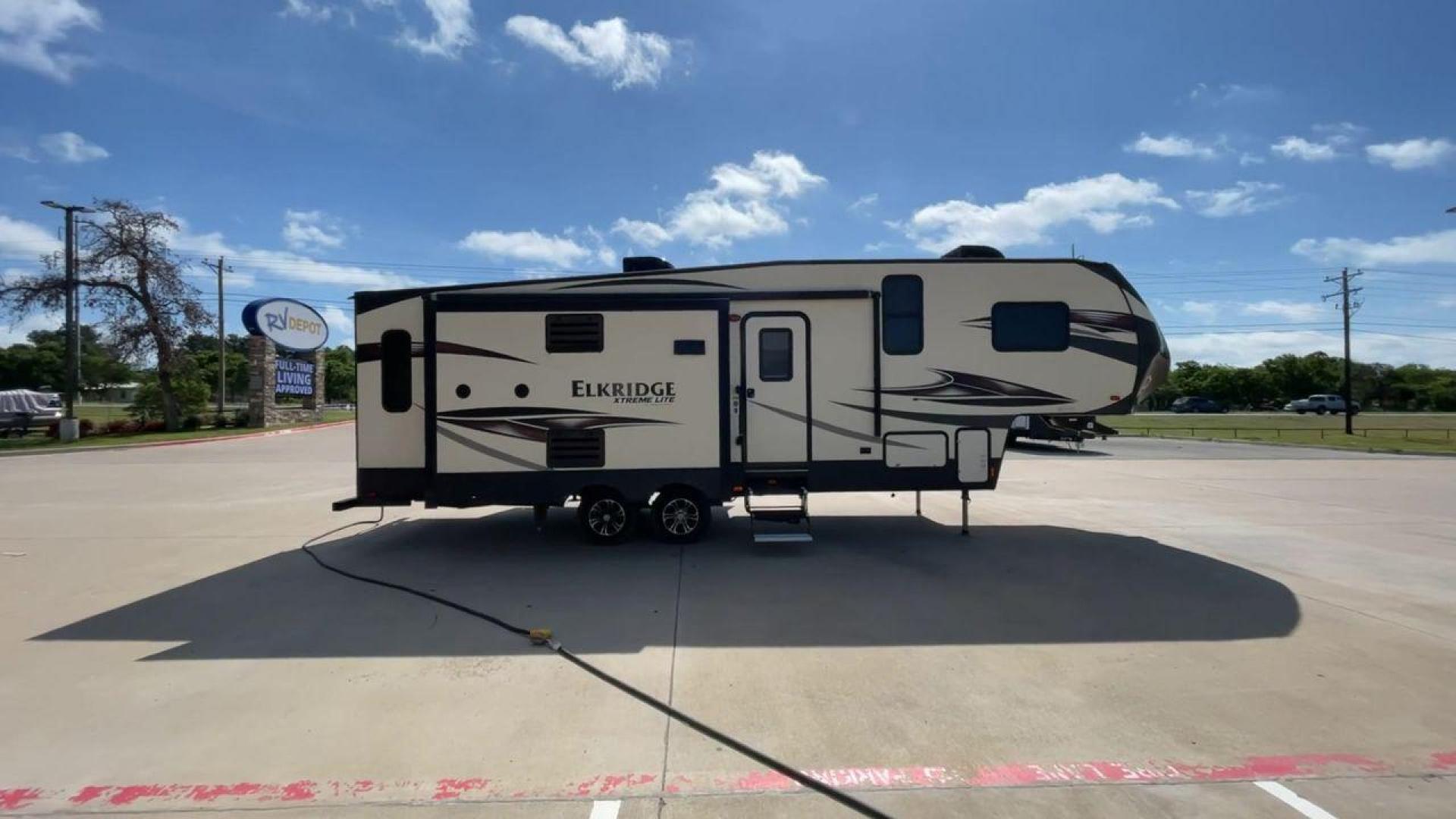 2017 HEARTLAND ELKRIDGE E293 (5SFRG3322HE) , Length: 32 ft. | GVWR: 11,600 lbs. | Slides: 2 transmission, located at 4319 N Main St, Cleburne, TX, 76033, (817) 678-5133, 32.385960, -97.391212 - Photo#2