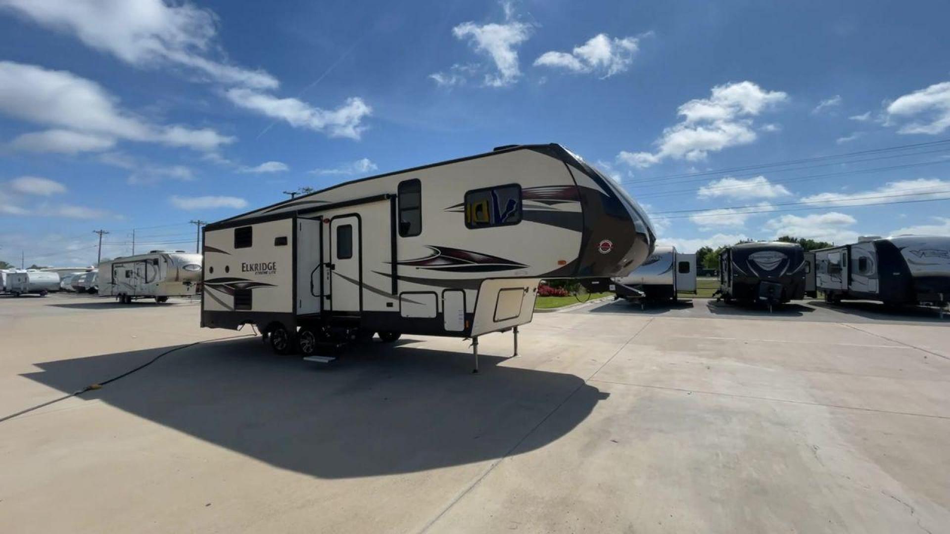 2017 HEARTLAND ELKRIDGE E293 (5SFRG3322HE) , Length: 32 ft. | GVWR: 11,600 lbs. | Slides: 2 transmission, located at 4319 N Main St, Cleburne, TX, 76033, (817) 678-5133, 32.385960, -97.391212 - Photo#3