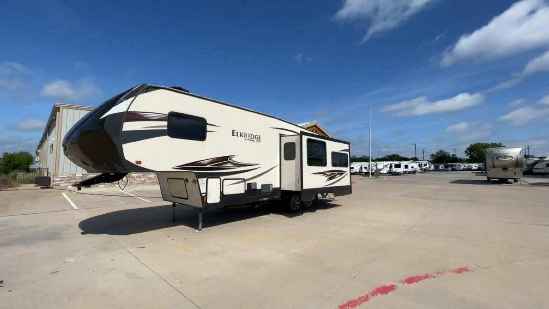 2017 HEARTLAND ELKRIDGE E293 (5SFRG3322HE) , Length: 32 ft. | GVWR: 11,600 lbs. | Slides: 2 transmission, located at 4319 N Main St, Cleburne, TX, 76033, (817) 678-5133, 32.385960, -97.391212 - Photo#5