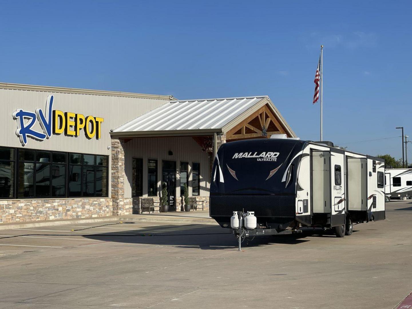 2017 HEARTLAND MALLARD 325 (5SFNB3725HE) , located at 4319 N Main St, Cleburne, TX, 76033, (817) 678-5133, 32.385960, -97.391212 - Photo#0