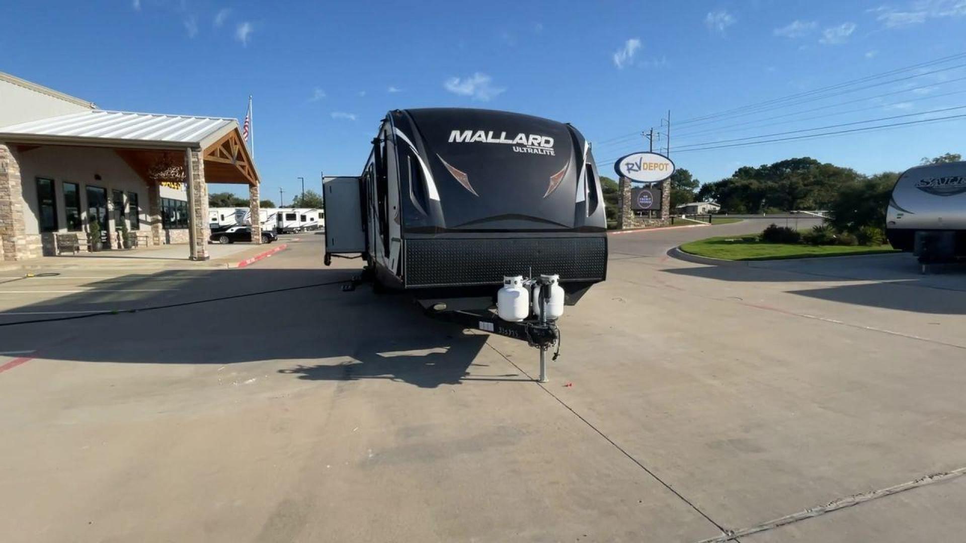 2017 HEARTLAND MALLARD 325 (5SFNB3725HE) , located at 4319 N Main St, Cleburne, TX, 76033, (817) 678-5133, 32.385960, -97.391212 - Photo#4