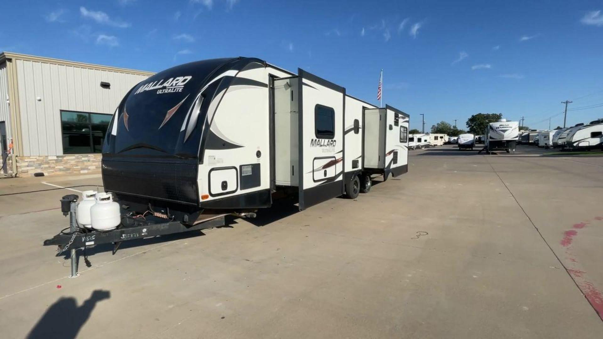 2017 HEARTLAND MALLARD 325 (5SFNB3725HE) , located at 4319 N Main St, Cleburne, TX, 76033, (817) 678-5133, 32.385960, -97.391212 - Photo#5