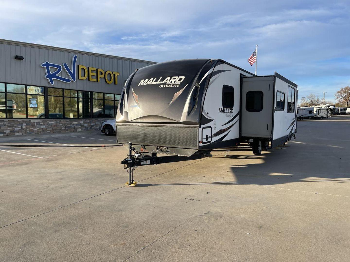 2017 WHITE HEARTLAND MALLARD M32 (5SFNB3423HE) , Length: 34.7 ft. | Dry Weight: 6,700 lbs. | Gross Weight: 8,600 lbs. | Slides: 2 transmission, located at 4319 N Main St, Cleburne, TX, 76033, (817) 678-5133, 32.385960, -97.391212 - Photo#0