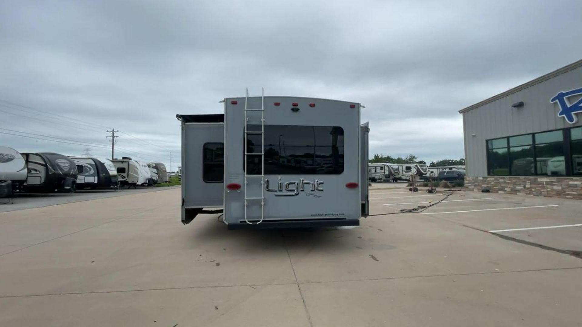 2017 GRAY HIGHLAND RIDGE OPEN RANGE 293RLS (58TFX3527H3) , Length: 35 ft. | Dry Weight: 8,955 lbs. | Gross Weight: 10,995 lbs. | Slides: 3 transmission, located at 4319 N Main St, Cleburne, TX, 76033, (817) 678-5133, 32.385960, -97.391212 - The 2017 Highland Ridge Open Range 293RLS fifth wheel measures 35 ft in length, 8.33 ft in width, and 12.42 ft in height. It has a dry weight of 8,955 lbs having a payload capacity of 2,040 lbs with a GVWR of 10,995 lbs and a 1,410 lbs hitch weight. This unit is a dual axle fifth wheel with exterior - Photo#8