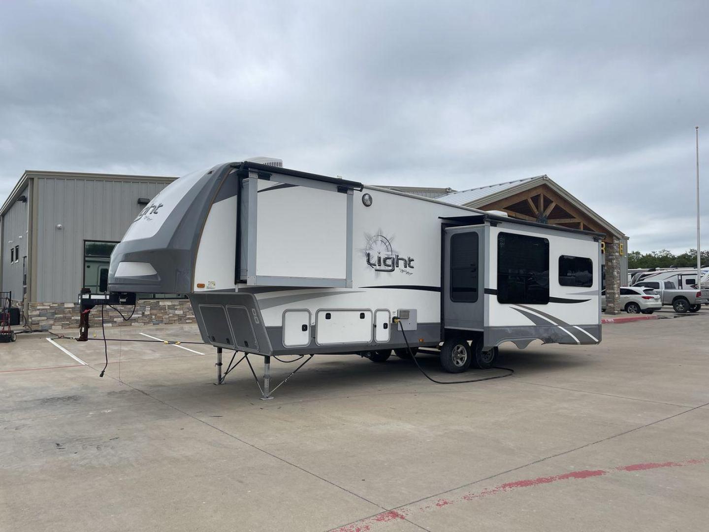 2017 GRAY HIGHLAND RIDGE OPEN RANGE 293RLS (58TFX3527H3) , Length: 35 ft. | Dry Weight: 8,955 lbs. | Gross Weight: 10,995 lbs. | Slides: 3 transmission, located at 4319 N Main St, Cleburne, TX, 76033, (817) 678-5133, 32.385960, -97.391212 - The 2017 Highland Ridge Open Range 293RLS fifth wheel measures 35 ft in length, 8.33 ft in width, and 12.42 ft in height. It has a dry weight of 8,955 lbs having a payload capacity of 2,040 lbs with a GVWR of 10,995 lbs and a 1,410 lbs hitch weight. This unit is a dual axle fifth wheel with exterior - Photo#24