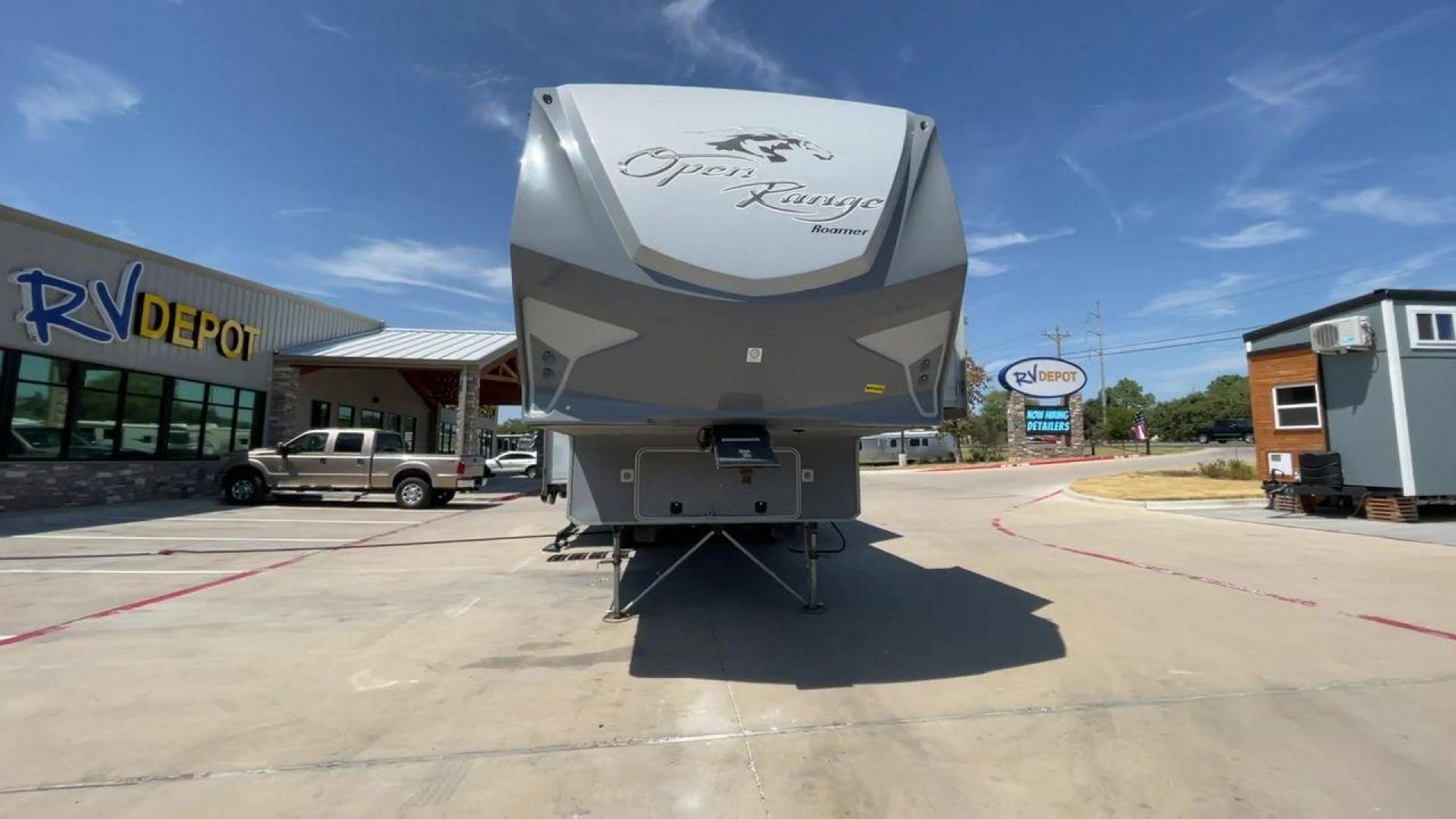 2017 GRAY HIGHLAND RIDGE OPEN RANGE 337RLS (58TFL3328H5) , Length: 34 ft. | Dry Weight: 9,657 lbs. | Gross Weight: 12,720 lbs. | Slides: 3 transmission, located at 4319 N Main St, Cleburne, TX, 76033, (817) 678-5133, 32.385960, -97.391212 - Photo#4