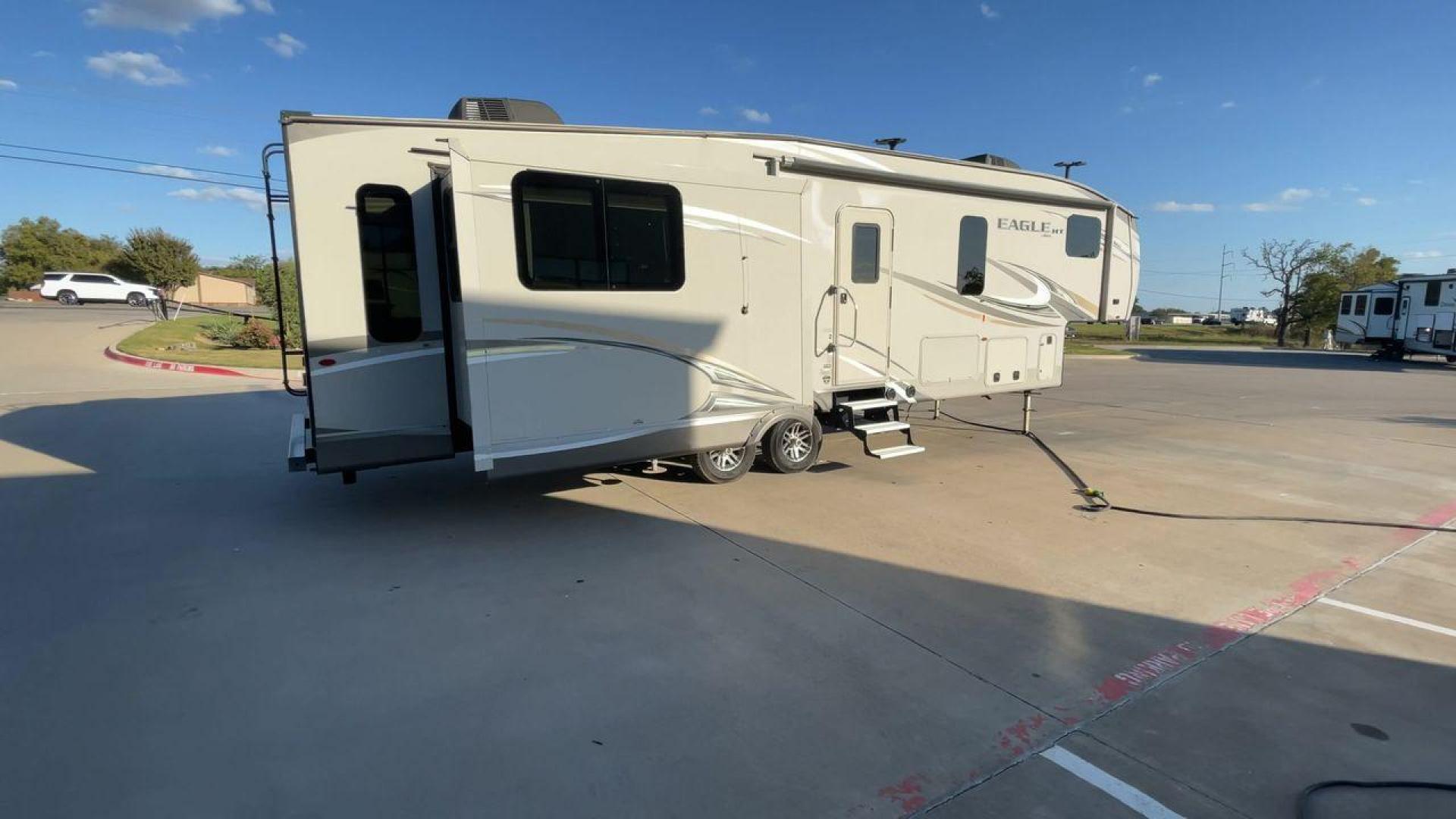 2017 JAYCO EAGLE 30.5MBOK (1UJCJ0BT4H1) , Length: 37 ft. | Dry Weight: 9,635 lbs. | Gross Weight: 11,950 lbs. | Slides: 4 transmission, located at 4319 N Main St, Cleburne, TX, 76033, (817) 678-5133, 32.385960, -97.391212 - The 2017 Jayco Eagle 30.5MBOK is a mid-profile fifth wheel that combines family-friendly design with high-quality construction. This model is spacious and versatile, featuring multiple sleeping areas, an outdoor kitchen, and luxury touches, making it a great choice for families or couples who enjoy - Photo#1