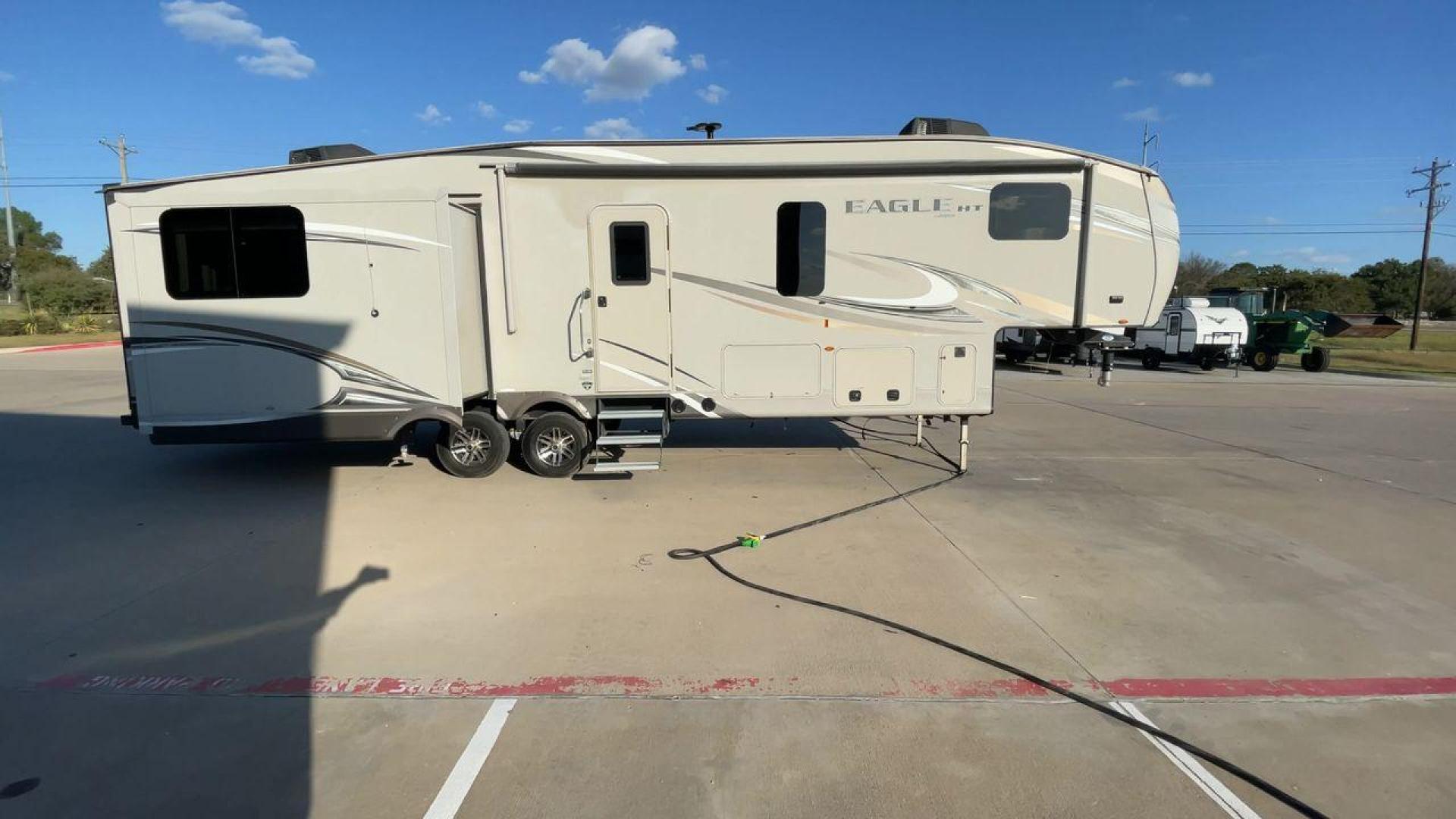 2017 JAYCO EAGLE 30.5MBOK (1UJCJ0BT4H1) , Length: 37 ft. | Dry Weight: 9,635 lbs. | Gross Weight: 11,950 lbs. | Slides: 4 transmission, located at 4319 N Main St, Cleburne, TX, 76033, (817) 678-5133, 32.385960, -97.391212 - The 2017 Jayco Eagle 30.5MBOK is a mid-profile fifth wheel that combines family-friendly design with high-quality construction. This model is spacious and versatile, featuring multiple sleeping areas, an outdoor kitchen, and luxury touches, making it a great choice for families or couples who enjoy - Photo#2