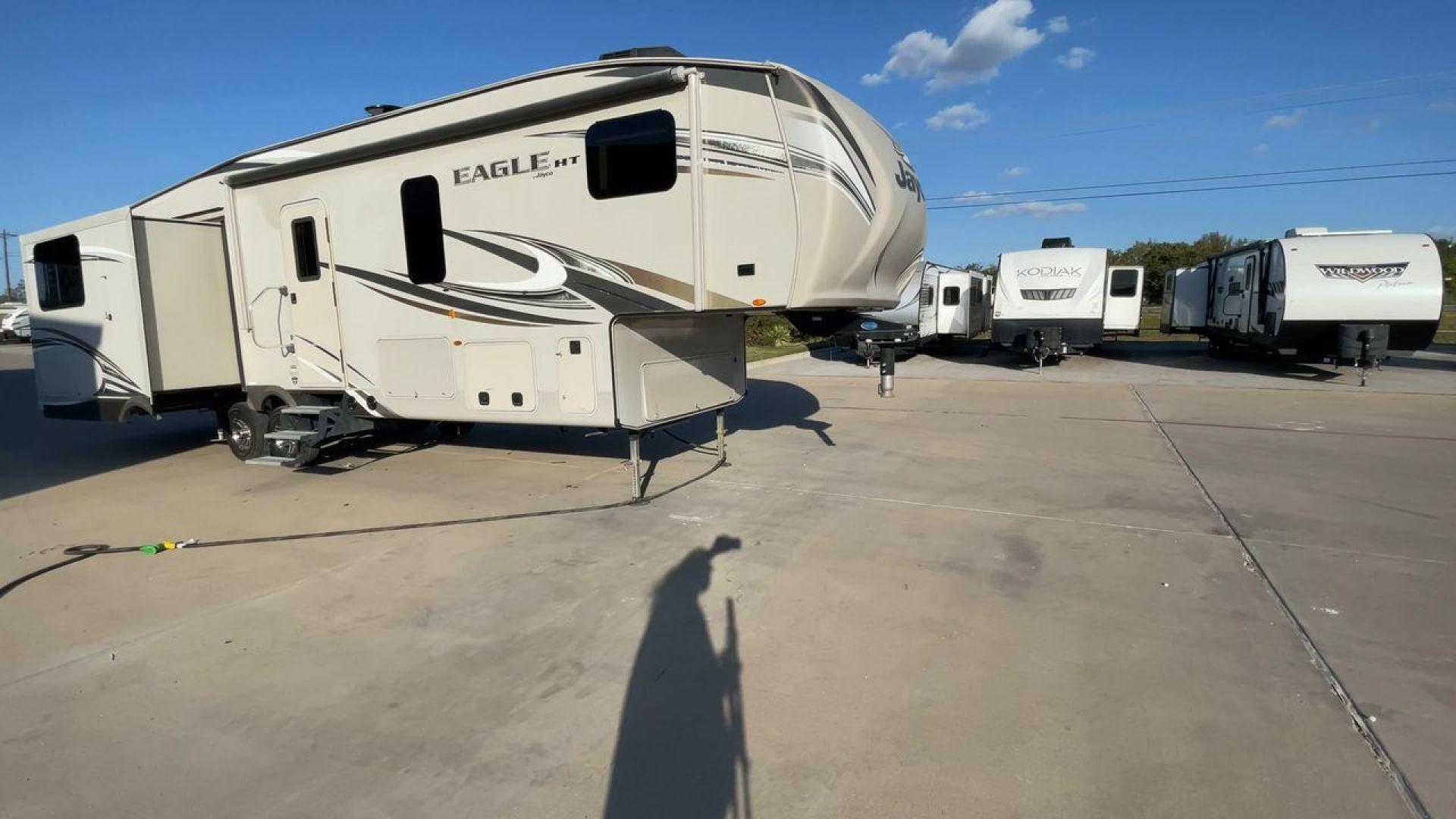 2017 JAYCO EAGLE 30.5MBOK (1UJCJ0BT4H1) , Length: 37 ft. | Dry Weight: 9,635 lbs. | Gross Weight: 11,950 lbs. | Slides: 4 transmission, located at 4319 N Main St, Cleburne, TX, 76033, (817) 678-5133, 32.385960, -97.391212 - The 2017 Jayco Eagle 30.5MBOK is a mid-profile fifth wheel that combines family-friendly design with high-quality construction. This model is spacious and versatile, featuring multiple sleeping areas, an outdoor kitchen, and luxury touches, making it a great choice for families or couples who enjoy - Photo#3