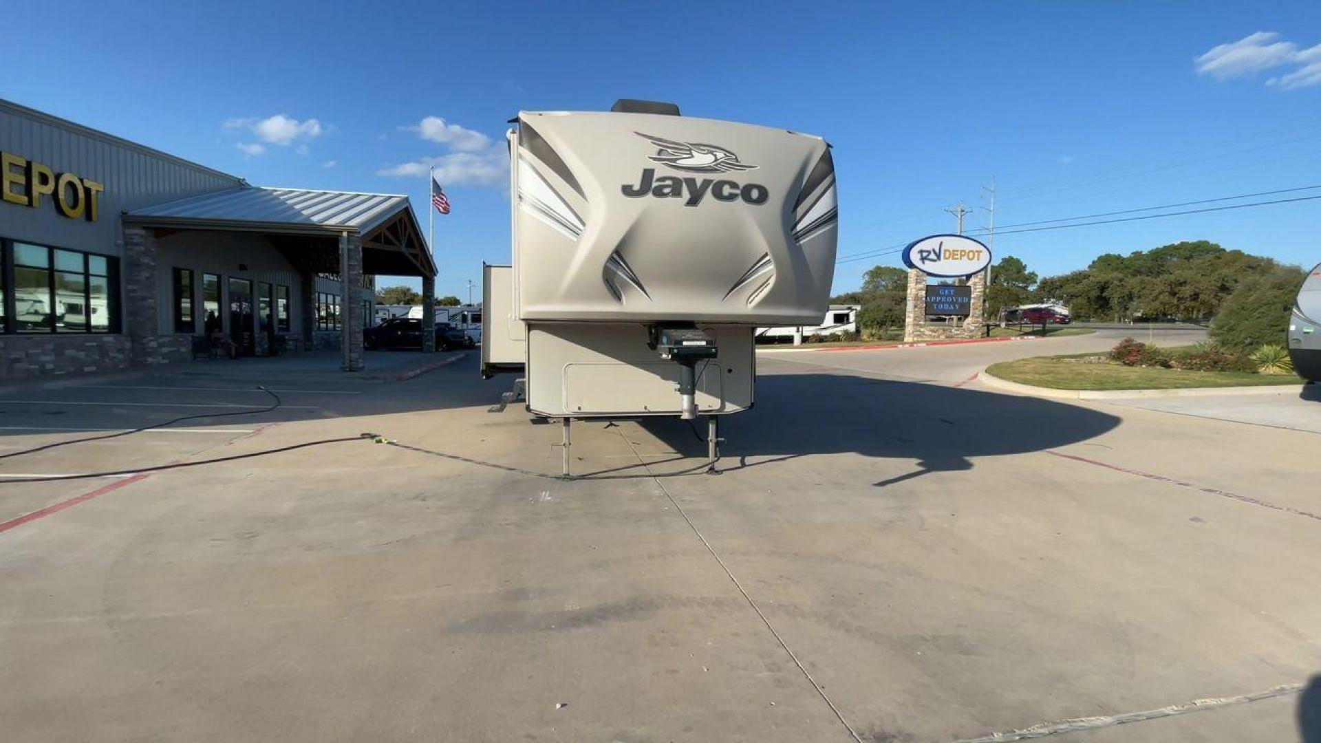 2017 JAYCO EAGLE 30.5MBOK (1UJCJ0BT4H1) , Length: 37 ft. | Dry Weight: 9,635 lbs. | Gross Weight: 11,950 lbs. | Slides: 4 transmission, located at 4319 N Main St, Cleburne, TX, 76033, (817) 678-5133, 32.385960, -97.391212 - The 2017 Jayco Eagle 30.5MBOK is a mid-profile fifth wheel that combines family-friendly design with high-quality construction. This model is spacious and versatile, featuring multiple sleeping areas, an outdoor kitchen, and luxury touches, making it a great choice for families or couples who enjoy - Photo#4