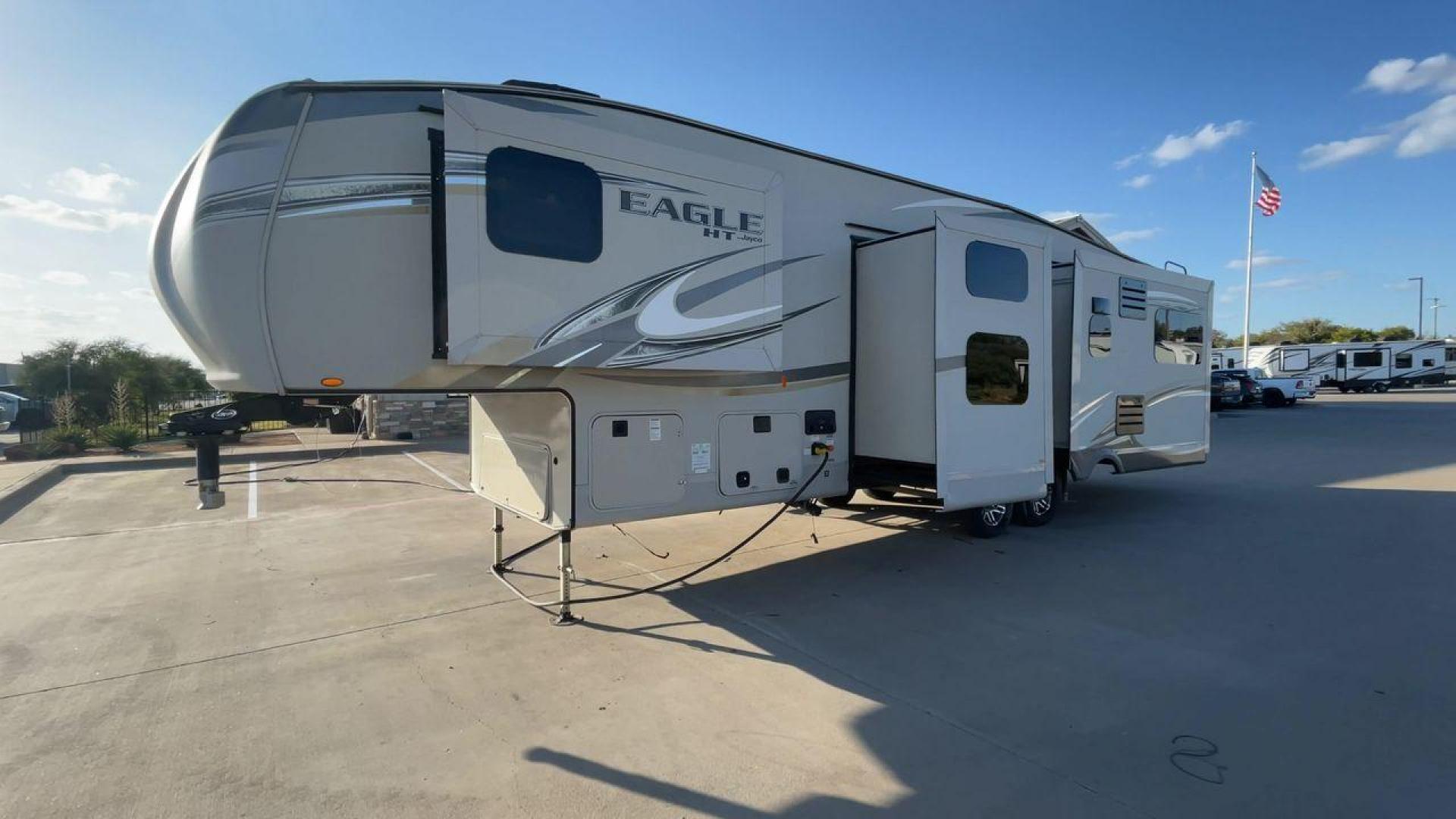 2017 JAYCO EAGLE 30.5MBOK (1UJCJ0BT4H1) , Length: 37 ft. | Dry Weight: 9,635 lbs. | Gross Weight: 11,950 lbs. | Slides: 4 transmission, located at 4319 N Main St, Cleburne, TX, 76033, (817) 678-5133, 32.385960, -97.391212 - The 2017 Jayco Eagle 30.5MBOK is a mid-profile fifth wheel that combines family-friendly design with high-quality construction. This model is spacious and versatile, featuring multiple sleeping areas, an outdoor kitchen, and luxury touches, making it a great choice for families or couples who enjoy - Photo#5