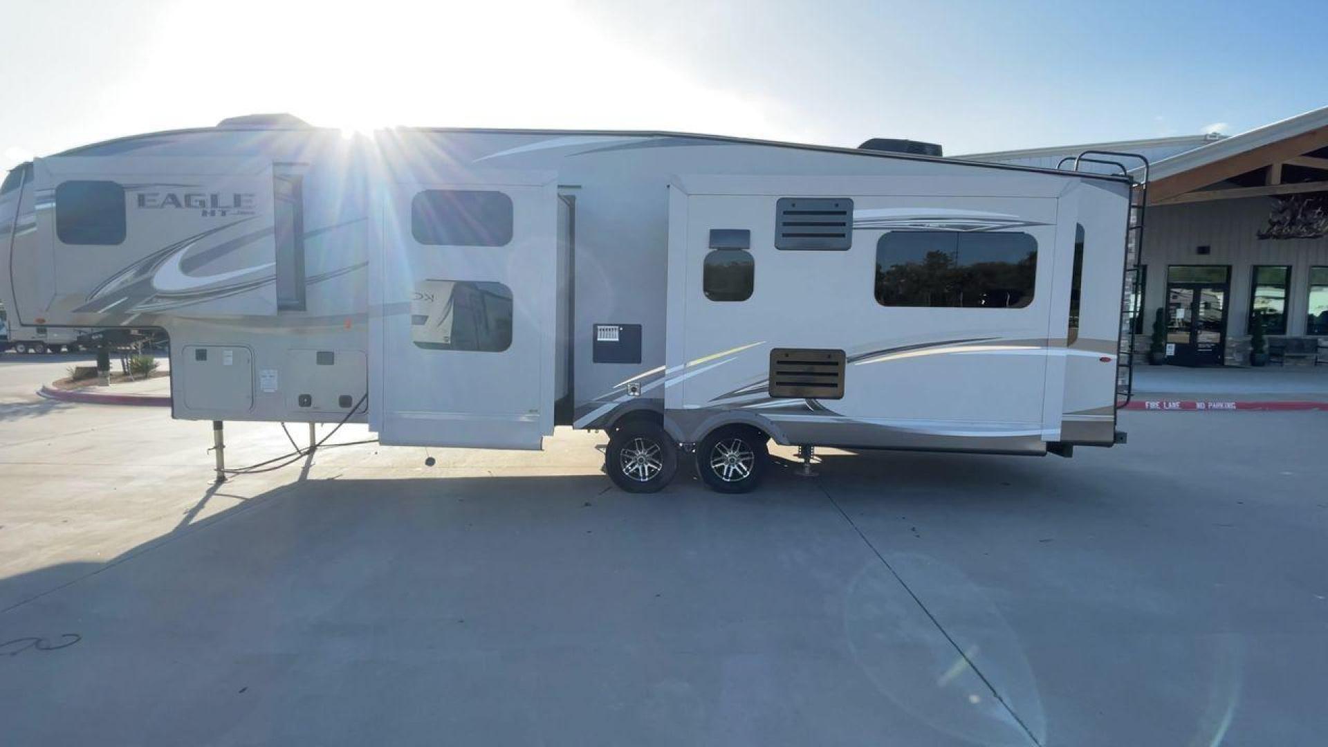 2017 JAYCO EAGLE 30.5MBOK (1UJCJ0BT4H1) , Length: 37 ft. | Dry Weight: 9,635 lbs. | Gross Weight: 11,950 lbs. | Slides: 4 transmission, located at 4319 N Main St, Cleburne, TX, 76033, (817) 678-5133, 32.385960, -97.391212 - The 2017 Jayco Eagle 30.5MBOK is a mid-profile fifth wheel that combines family-friendly design with high-quality construction. This model is spacious and versatile, featuring multiple sleeping areas, an outdoor kitchen, and luxury touches, making it a great choice for families or couples who enjoy - Photo#6