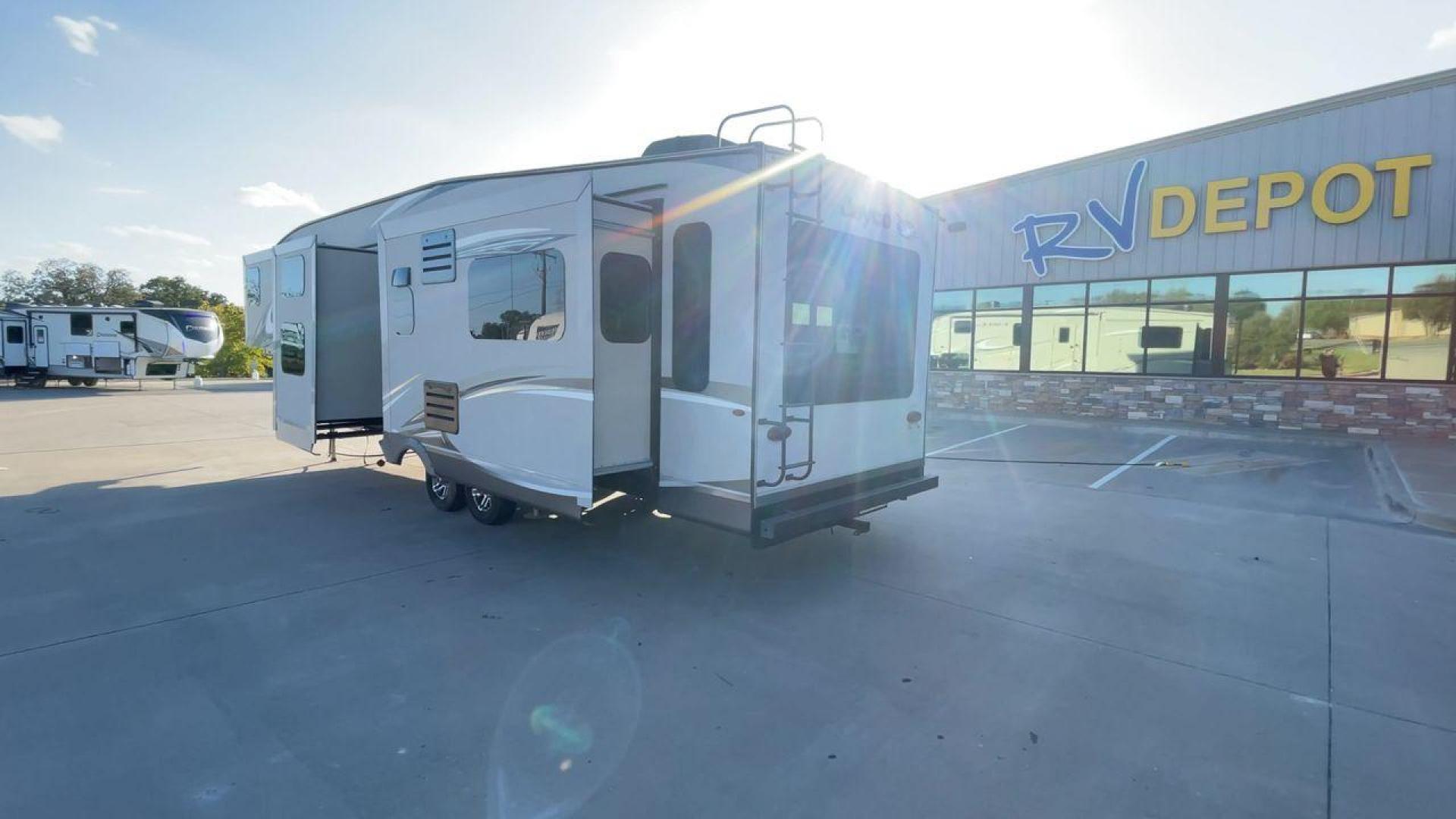 2017 JAYCO EAGLE 30.5MBOK (1UJCJ0BT4H1) , Length: 37 ft. | Dry Weight: 9,635 lbs. | Gross Weight: 11,950 lbs. | Slides: 4 transmission, located at 4319 N Main St, Cleburne, TX, 76033, (817) 678-5133, 32.385960, -97.391212 - The 2017 Jayco Eagle 30.5MBOK is a mid-profile fifth wheel that combines family-friendly design with high-quality construction. This model is spacious and versatile, featuring multiple sleeping areas, an outdoor kitchen, and luxury touches, making it a great choice for families or couples who enjoy - Photo#7