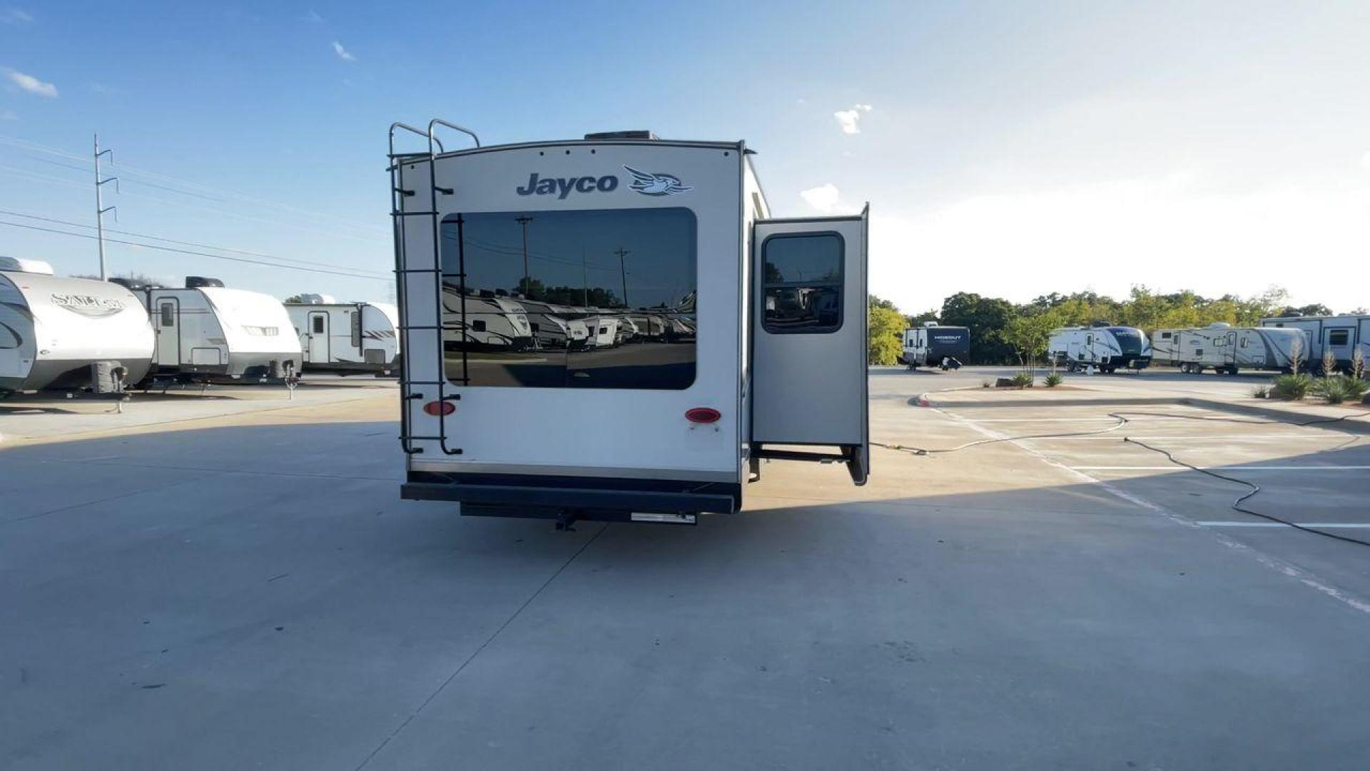 2017 JAYCO EAGLE 30.5MBOK (1UJCJ0BT4H1) , Length: 37 ft. | Dry Weight: 9,635 lbs. | Gross Weight: 11,950 lbs. | Slides: 4 transmission, located at 4319 N Main St, Cleburne, TX, 76033, (817) 678-5133, 32.385960, -97.391212 - The 2017 Jayco Eagle 30.5MBOK is a mid-profile fifth wheel that combines family-friendly design with high-quality construction. This model is spacious and versatile, featuring multiple sleeping areas, an outdoor kitchen, and luxury touches, making it a great choice for families or couples who enjoy - Photo#8