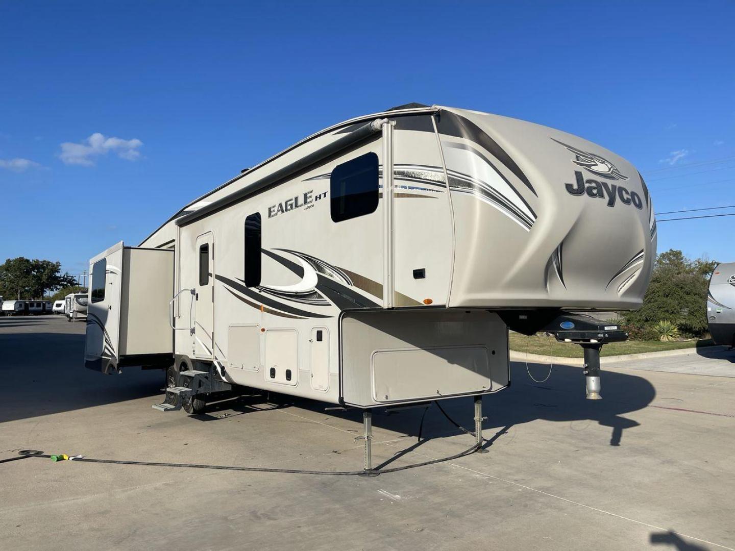 2017 JAYCO EAGLE 30.5MBOK (1UJCJ0BT4H1) , Length: 37 ft. | Dry Weight: 9,635 lbs. | Gross Weight: 11,950 lbs. | Slides: 4 transmission, located at 4319 N Main St, Cleburne, TX, 76033, (817) 678-5133, 32.385960, -97.391212 - The 2017 Jayco Eagle 30.5MBOK is a mid-profile fifth wheel that combines family-friendly design with high-quality construction. This model is spacious and versatile, featuring multiple sleeping areas, an outdoor kitchen, and luxury touches, making it a great choice for families or couples who enjoy - Photo#23