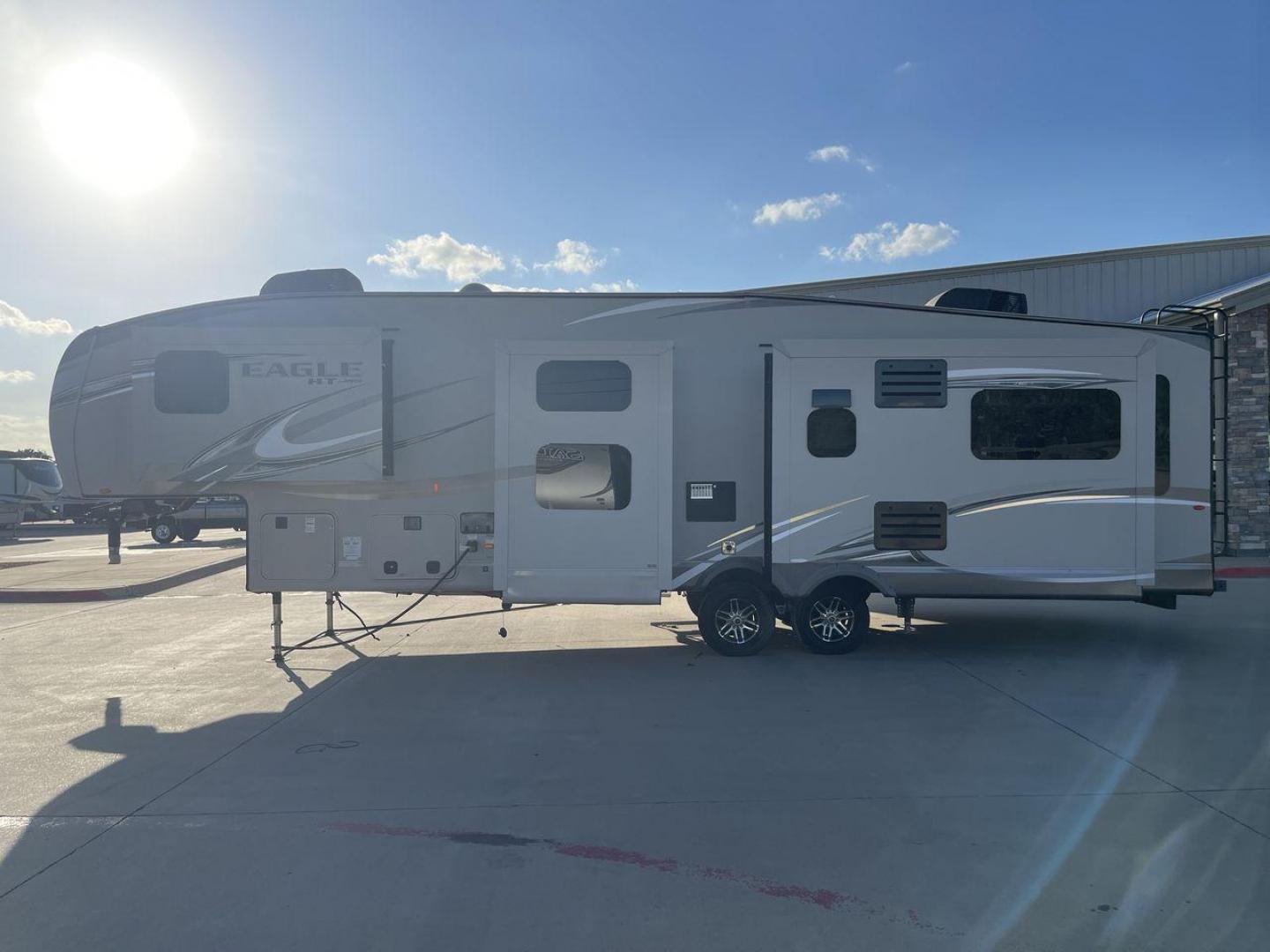 2017 JAYCO EAGLE 30.5MBOK (1UJCJ0BT4H1) , Length: 37 ft. | Dry Weight: 9,635 lbs. | Gross Weight: 11,950 lbs. | Slides: 4 transmission, located at 4319 N Main St, Cleburne, TX, 76033, (817) 678-5133, 32.385960, -97.391212 - The 2017 Jayco Eagle 30.5MBOK is a mid-profile fifth wheel that combines family-friendly design with high-quality construction. This model is spacious and versatile, featuring multiple sleeping areas, an outdoor kitchen, and luxury touches, making it a great choice for families or couples who enjoy - Photo#24