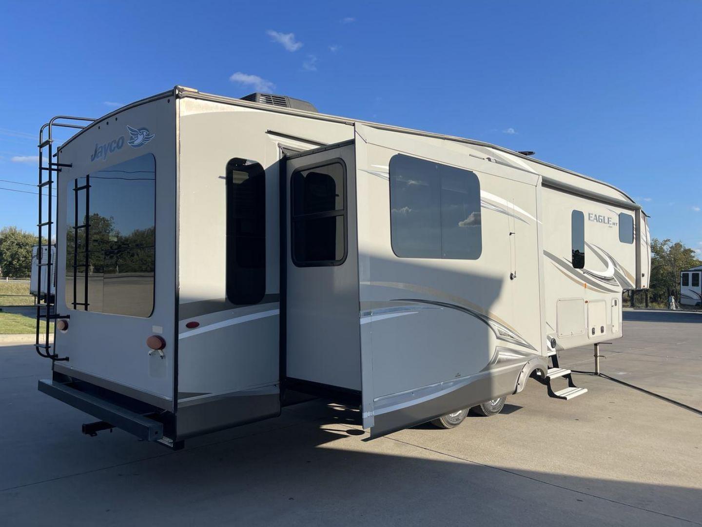 2017 JAYCO EAGLE 30.5MBOK (1UJCJ0BT4H1) , Length: 37 ft. | Dry Weight: 9,635 lbs. | Gross Weight: 11,950 lbs. | Slides: 4 transmission, located at 4319 N Main St, Cleburne, TX, 76033, (817) 678-5133, 32.385960, -97.391212 - The 2017 Jayco Eagle 30.5MBOK is a mid-profile fifth wheel that combines family-friendly design with high-quality construction. This model is spacious and versatile, featuring multiple sleeping areas, an outdoor kitchen, and luxury touches, making it a great choice for families or couples who enjoy - Photo#25