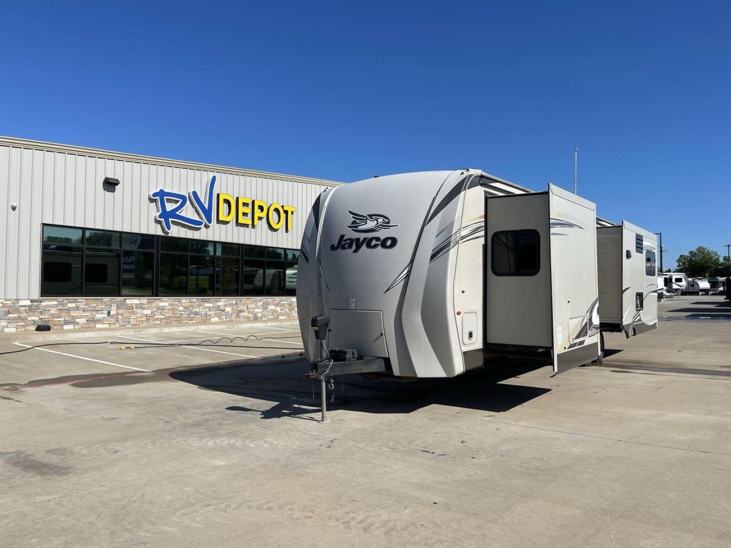 2017 JAYCO EAGLE 338RETS (1UJBJ0BU2H1) , Length: 39.2 ft. | Dry Weight: 9,130 lbs. | Gross Weight: 11,250 lbs. | Slides: 3 transmission, located at 4319 N Main St, Cleburne, TX, 76033, (817) 678-5133, 32.385960, -97.391212 - Take the 2017 Jayco Eagle 338RETS travel trailer on the ultimate journey. It is a true marvel in the world of RVs. At 39.2 ft long, this dual-axle beauty is more than just a trailer; it's a bold representation of modern design and strong functionality. Boasting a GVWR of 11,250 lbs and a carrying ca - Photo#0