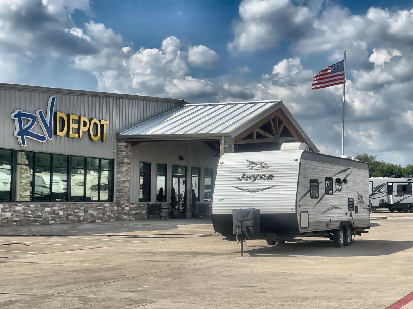 2017 JAYCO JAYFLIGHT 264BH (1UJBJ0BN3H1) , located at 4319 N Main St, Cleburne, TX, 76033, (817) 678-5133, 32.385960, -97.391212 - Photo#0