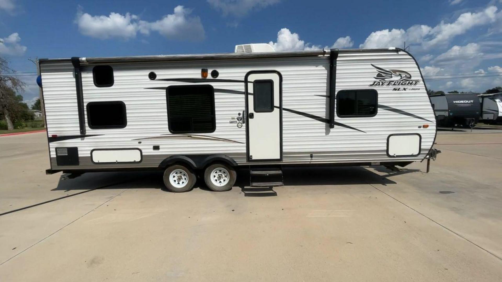 2017 JAYCO JAYFLIGHT 264BH (1UJBJ0BN3H1) , located at 4319 N Main St, Cleburne, TX, 76033, (817) 678-5133, 32.385960, -97.391212 - Photo#2