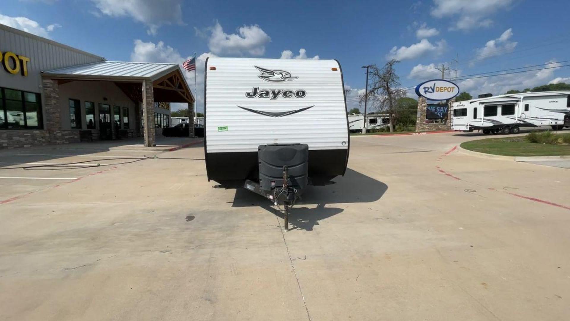 2017 JAYCO JAYFLIGHT 264BH (1UJBJ0BN3H1) , located at 4319 N Main St, Cleburne, TX, 76033, (817) 678-5133, 32.385960, -97.391212 - Photo#4