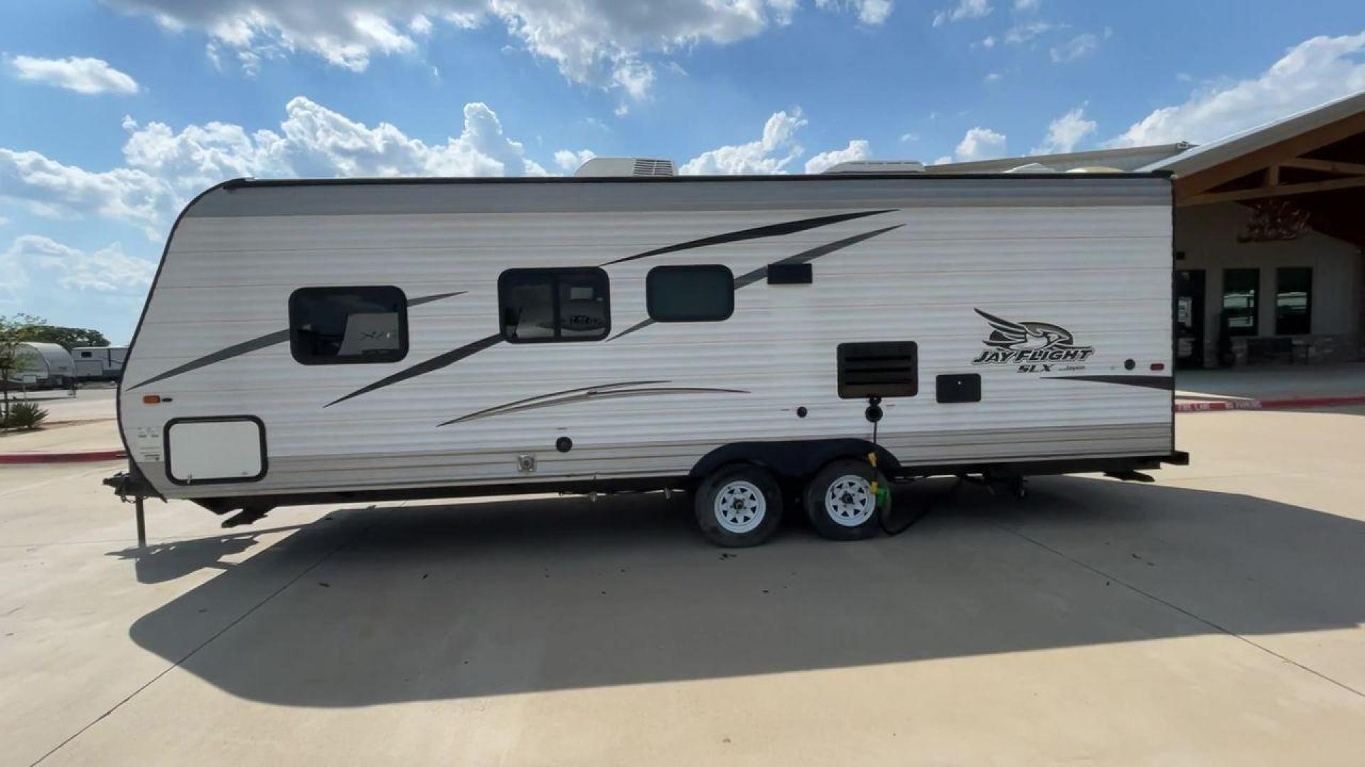 2017 JAYCO JAYFLIGHT 264BH (1UJBJ0BN3H1) , located at 4319 N Main St, Cleburne, TX, 76033, (817) 678-5133, 32.385960, -97.391212 - Photo#6