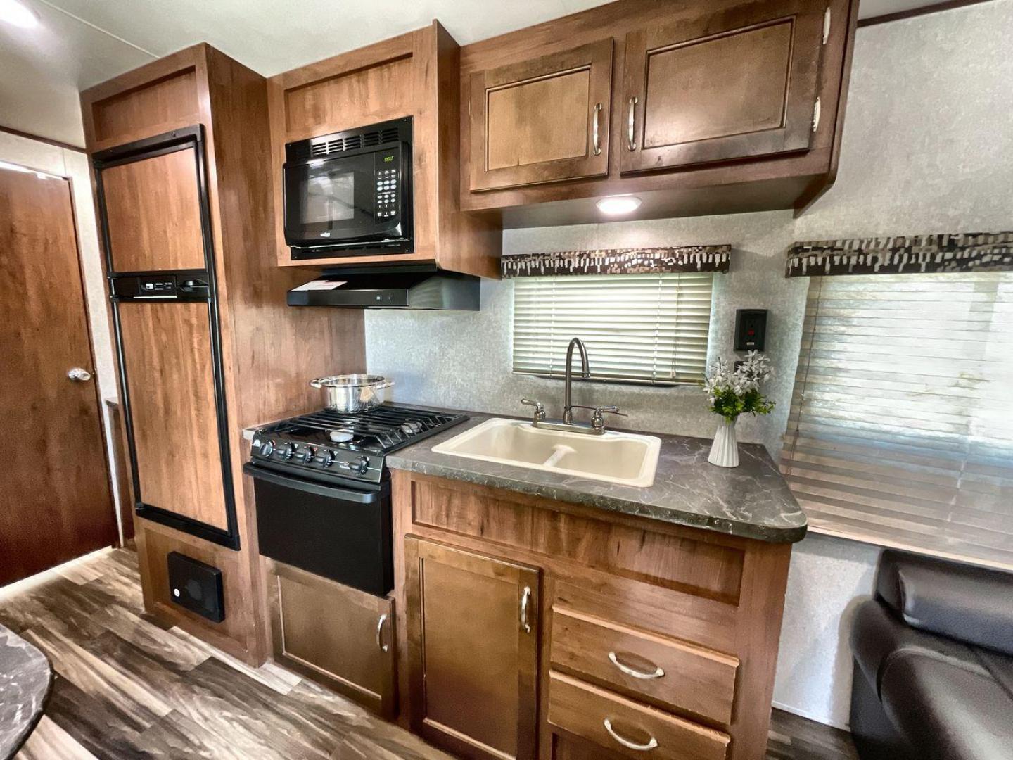 2017 JAYCO JAYFLIGHT 264BH (1UJBJ0BN3H1) , located at 4319 N Main St, Cleburne, TX, 76033, (817) 678-5133, 32.385960, -97.391212 - Photo#10