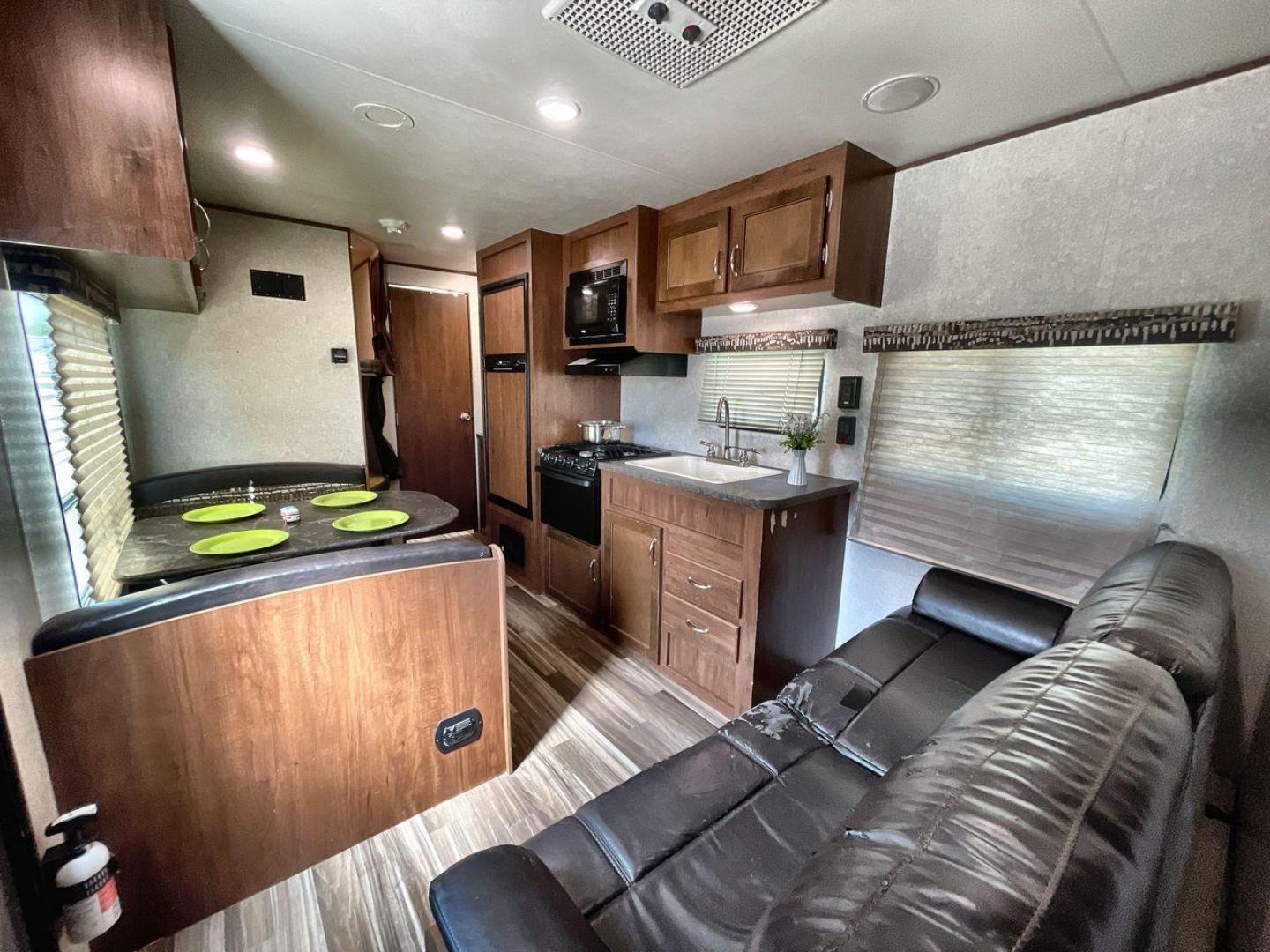 2017 JAYCO JAYFLIGHT 264BH (1UJBJ0BN3H1) , located at 4319 N Main St, Cleburne, TX, 76033, (817) 678-5133, 32.385960, -97.391212 - Photo#12