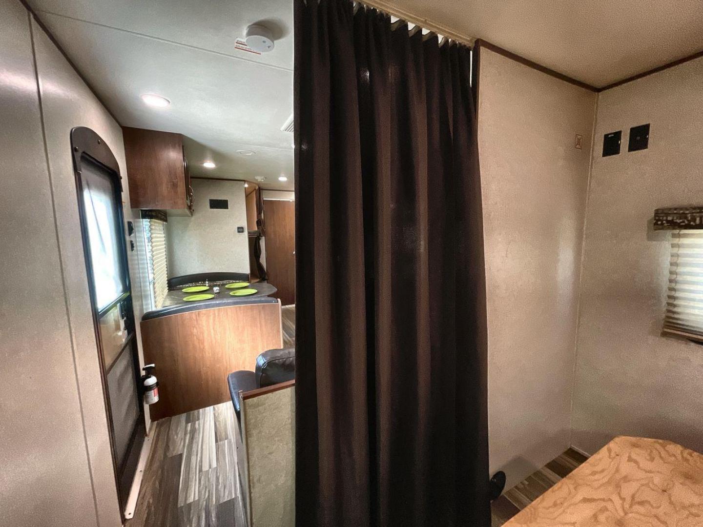 2017 JAYCO JAYFLIGHT 264BH (1UJBJ0BN3H1) , located at 4319 N Main St, Cleburne, TX, 76033, (817) 678-5133, 32.385960, -97.391212 - Photo#18