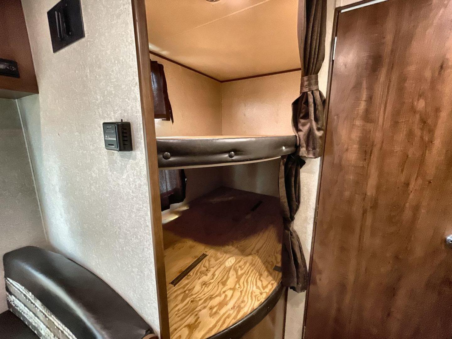 2017 JAYCO JAYFLIGHT 264BH (1UJBJ0BN3H1) , located at 4319 N Main St, Cleburne, TX, 76033, (817) 678-5133, 32.385960, -97.391212 - Photo#19